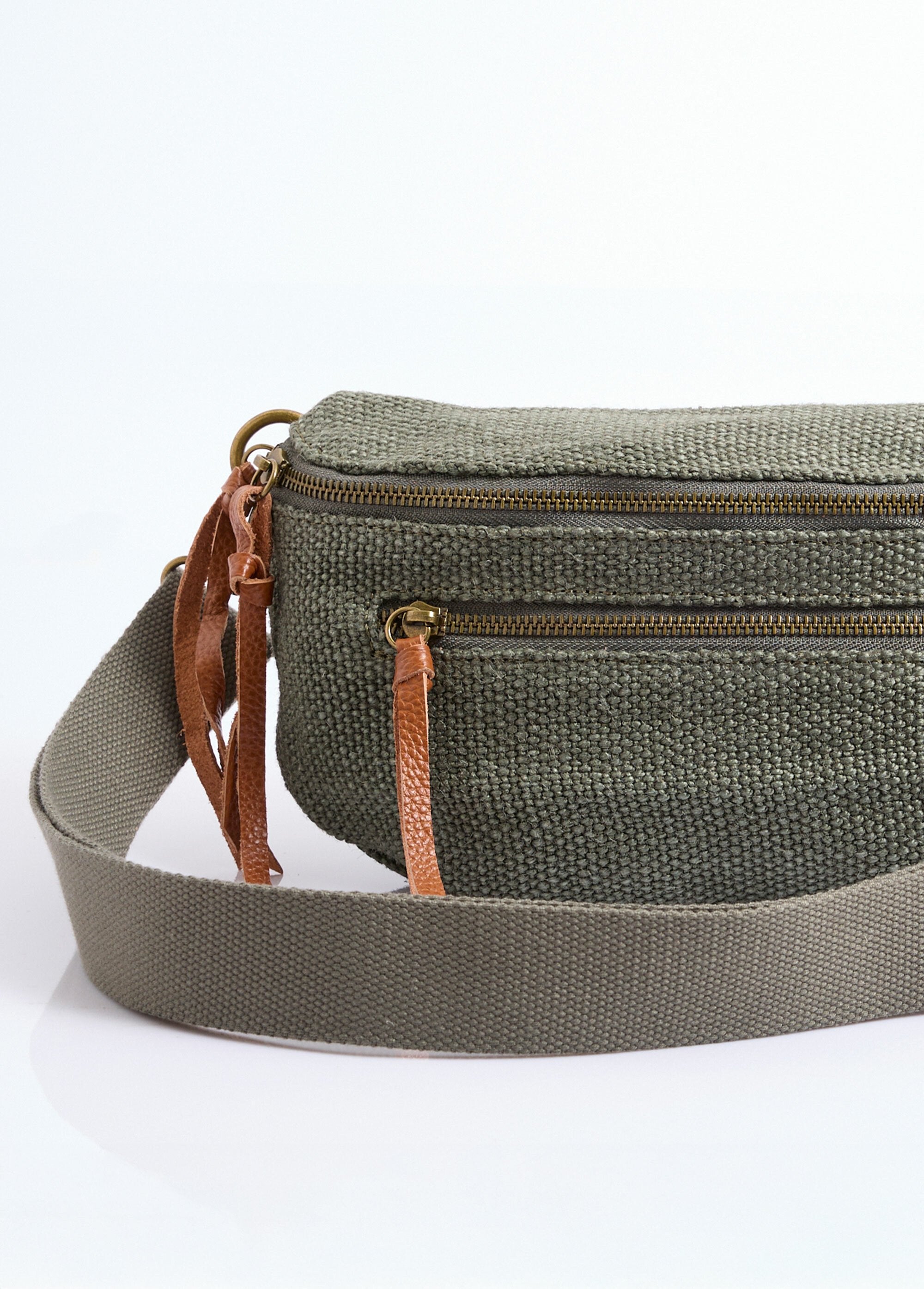 Jute_canvas_fanny_pack_with_leather_details_Khaki_DE1_slim
