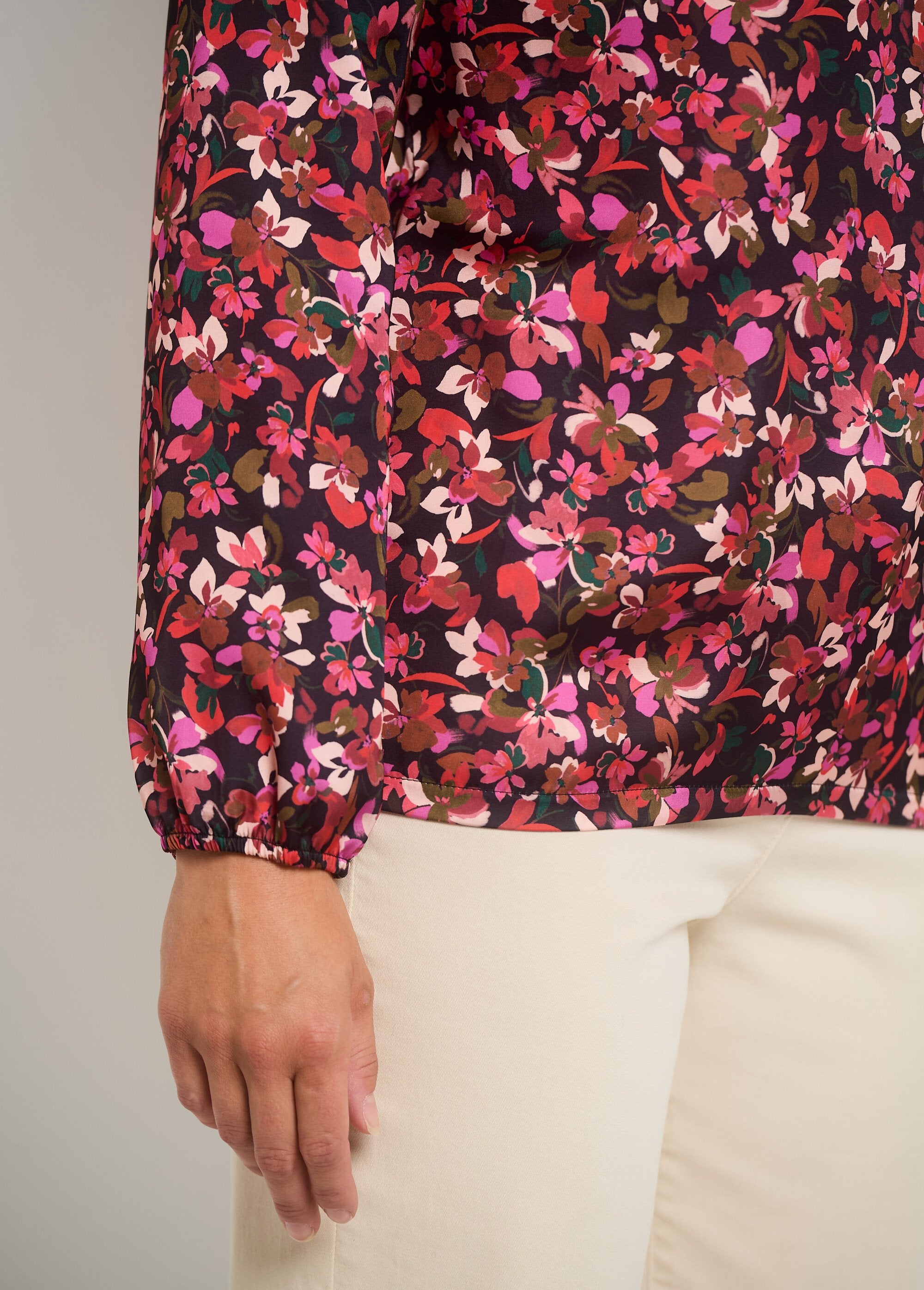 V-neck_printed_blouse_with_elasticated_sleeves_Red_and_black_DE2_slim