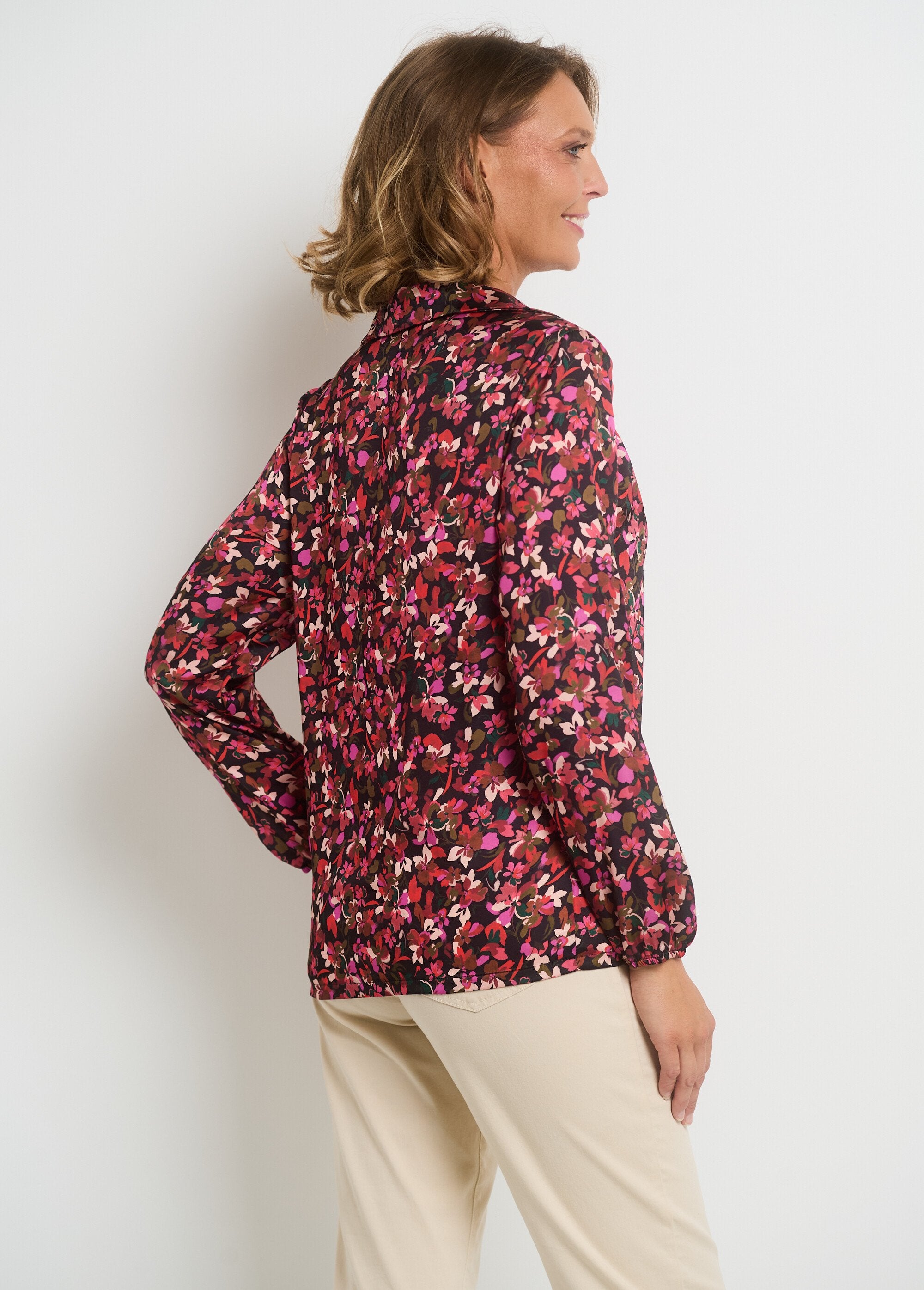 V-neck_printed_blouse_with_elasticated_sleeves_Red_and_black_DO1_slim