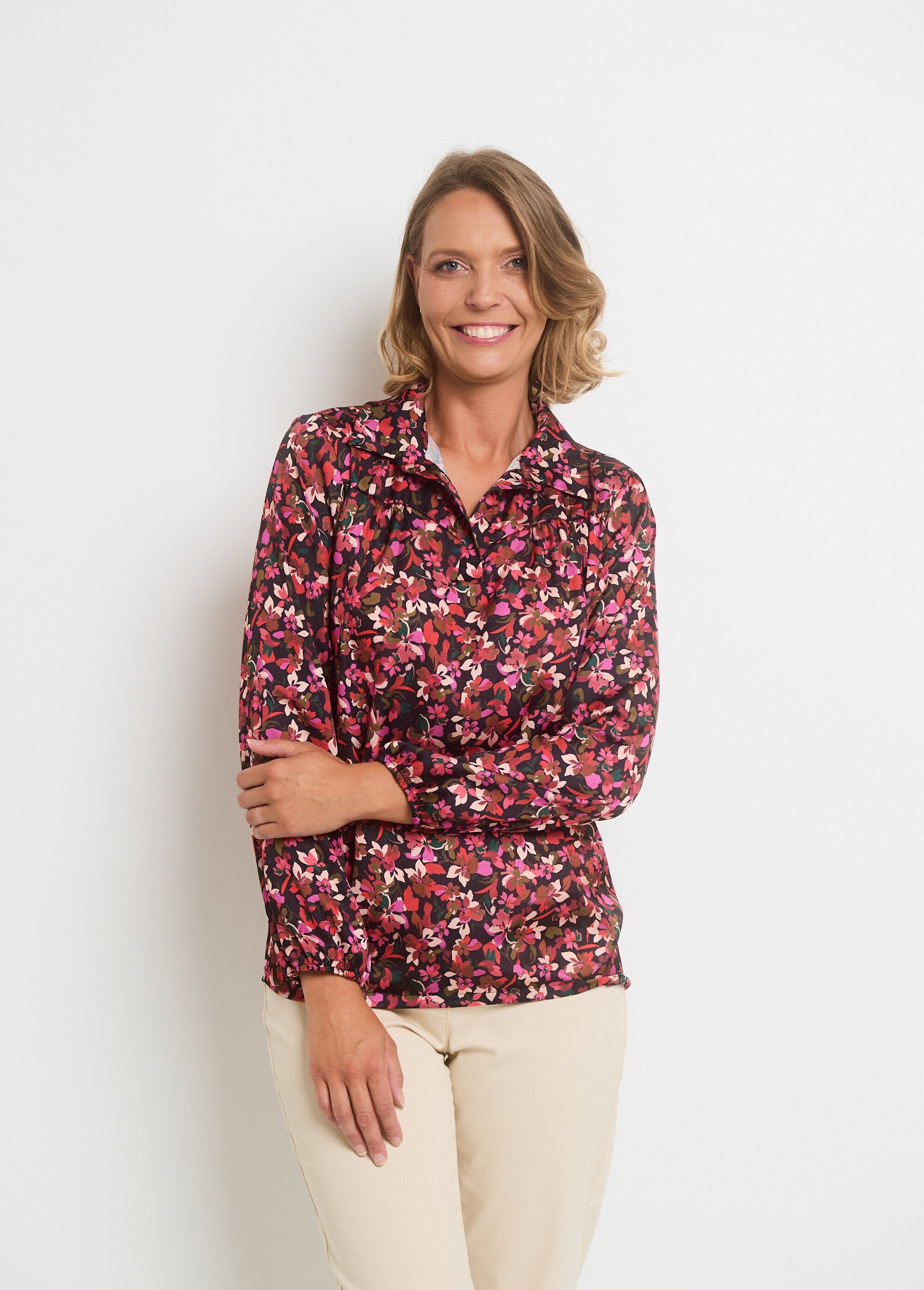 V-neck_printed_blouse_with_elasticated_sleeves_Red_and_black_FA1_slim