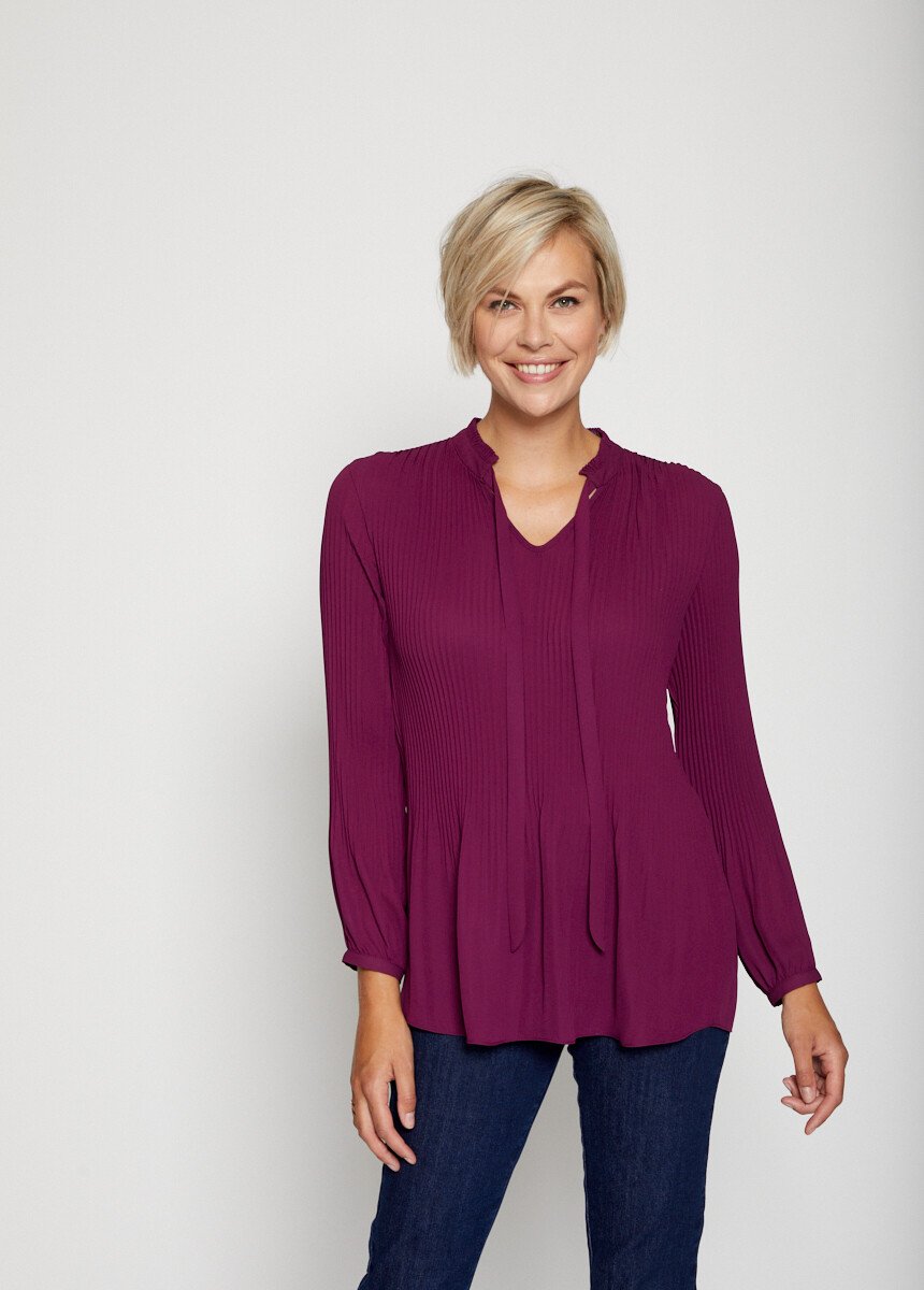 Pleated_blouse_with_frilly_collar_Violin_FA1_slim