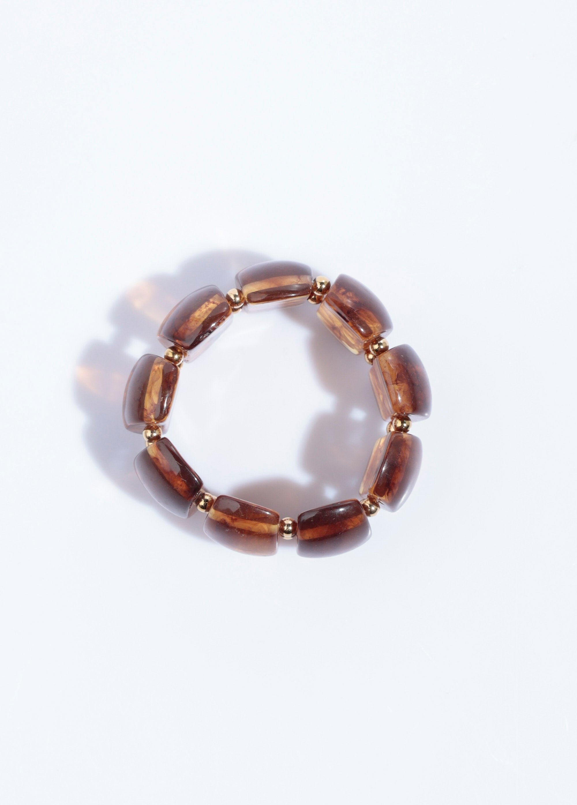 Elasticated_bracelet_with_natural-looking_beads_Amber_OV1_slim