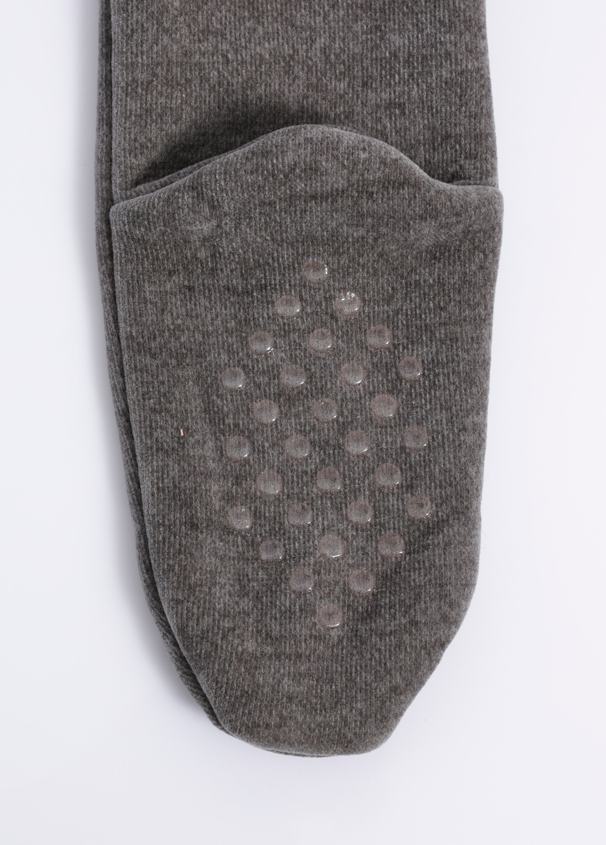 Warm_indoor_socks_with_textured_dots_Gray_DE3_slim