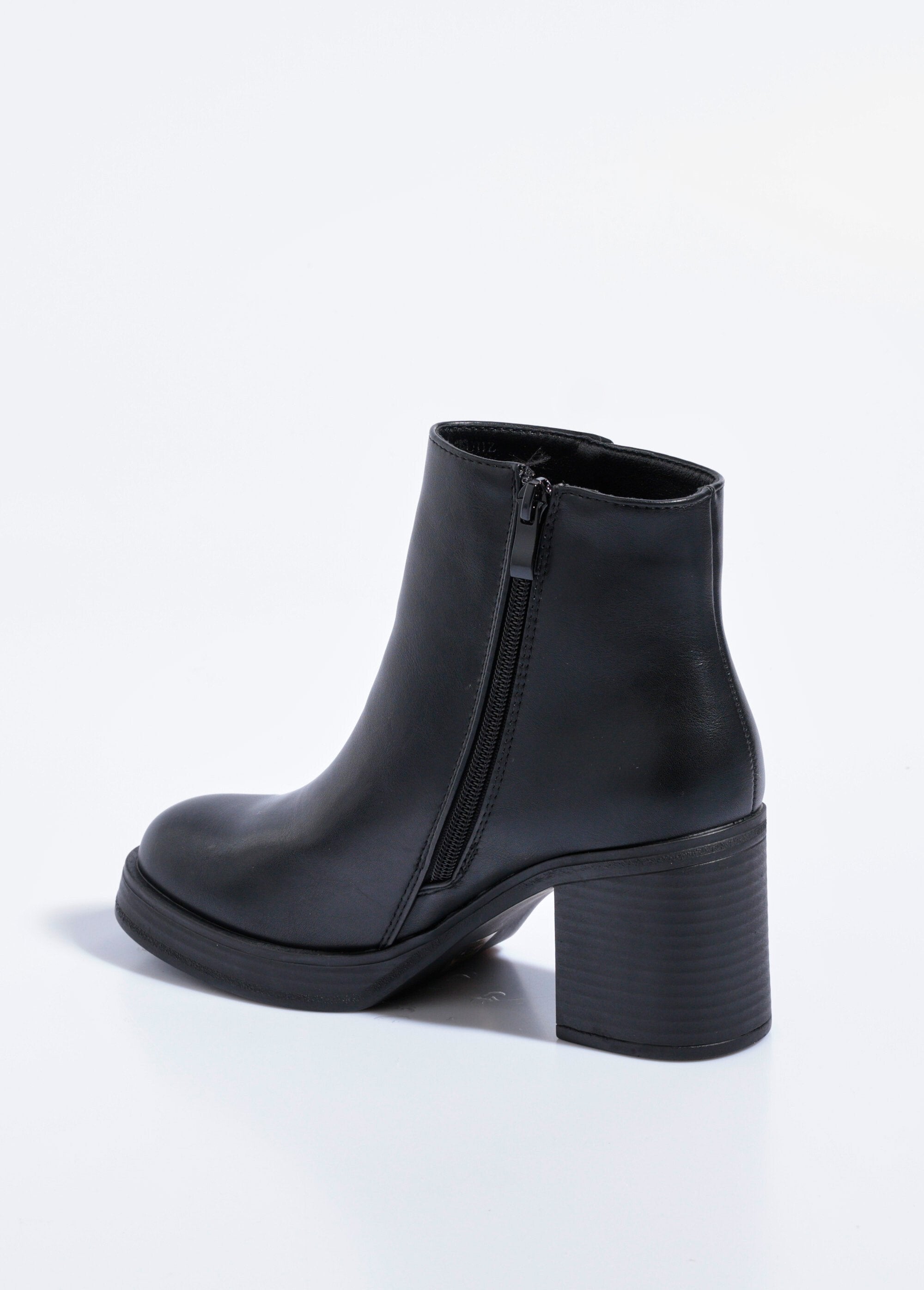 Boots_with_round-toe_heel_and_thick_sole_Black_DO1_slim