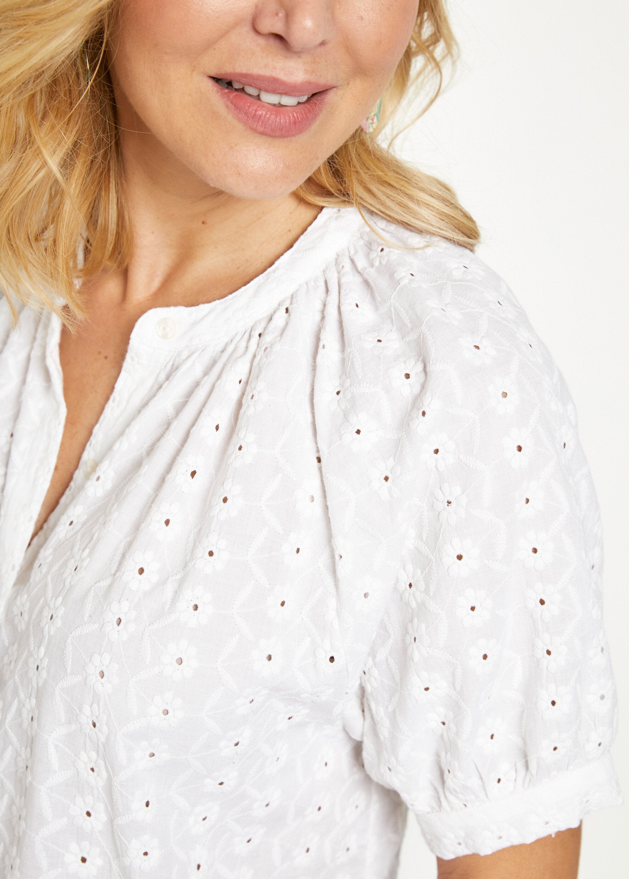 Loose-fitting_embroidered_cotton_blouse_without_collar_White_DE2_slim