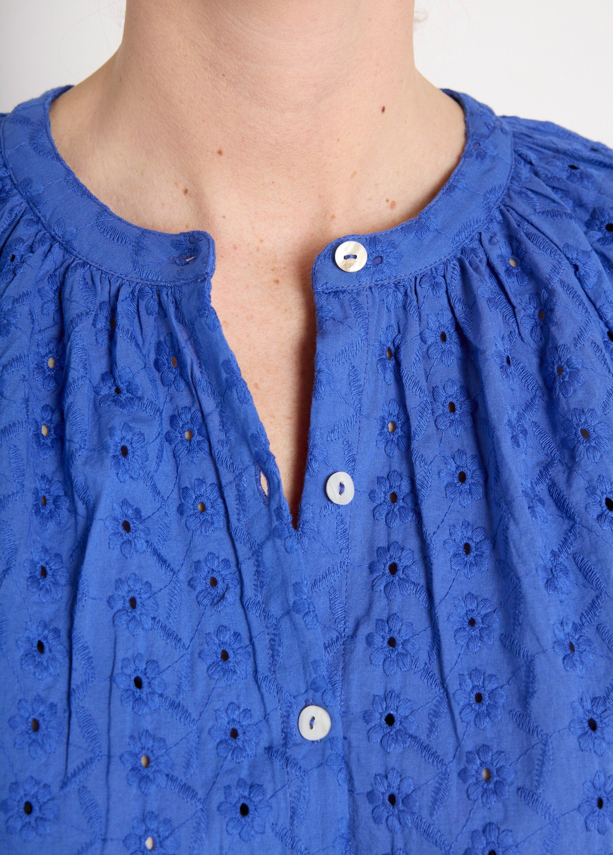 Loose-fitting_embroidered_cotton_blouse_without_collar_Blue_DE1_slim