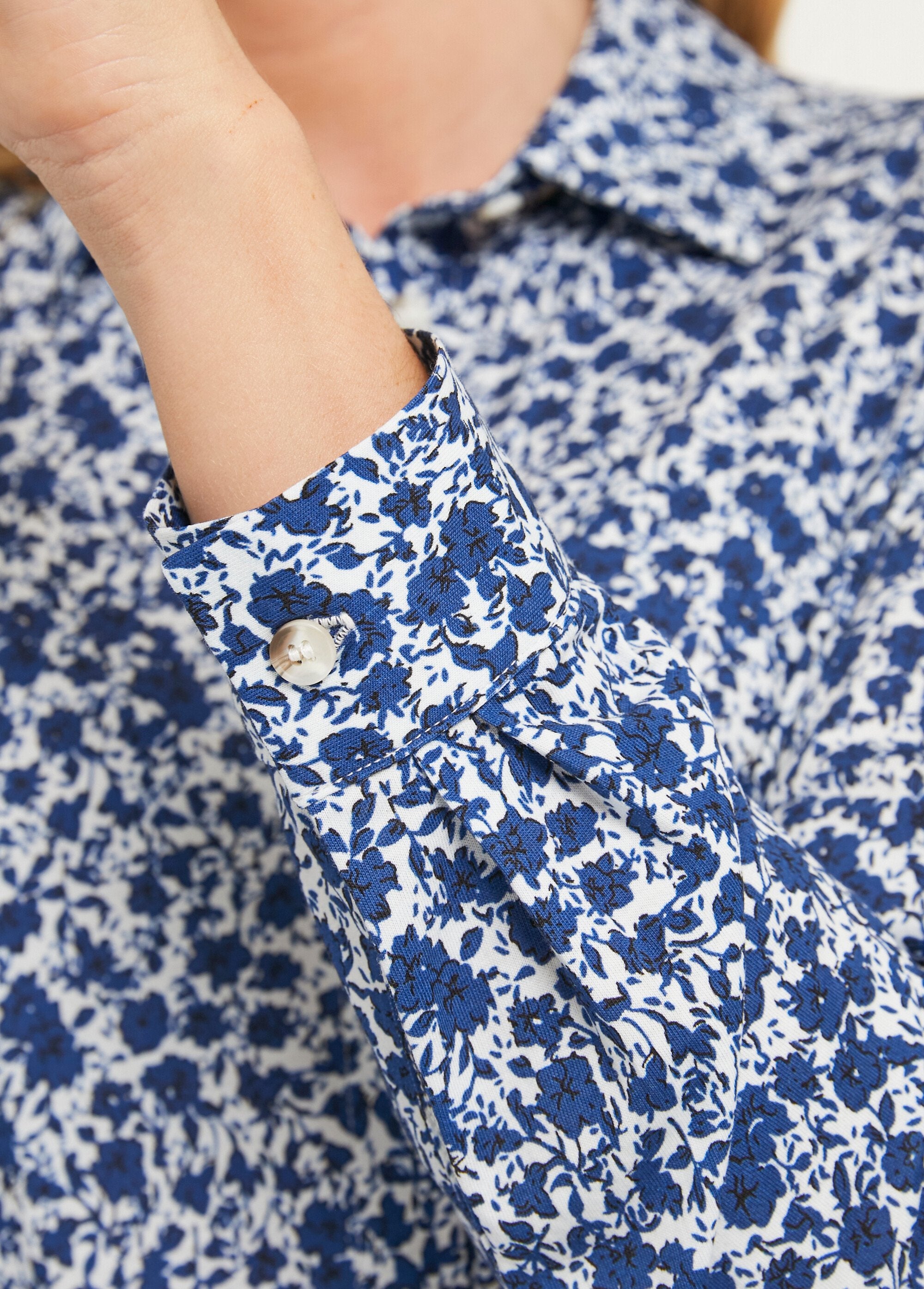 Straight_button-down_cotton_blouse_Blue_DE3_slim