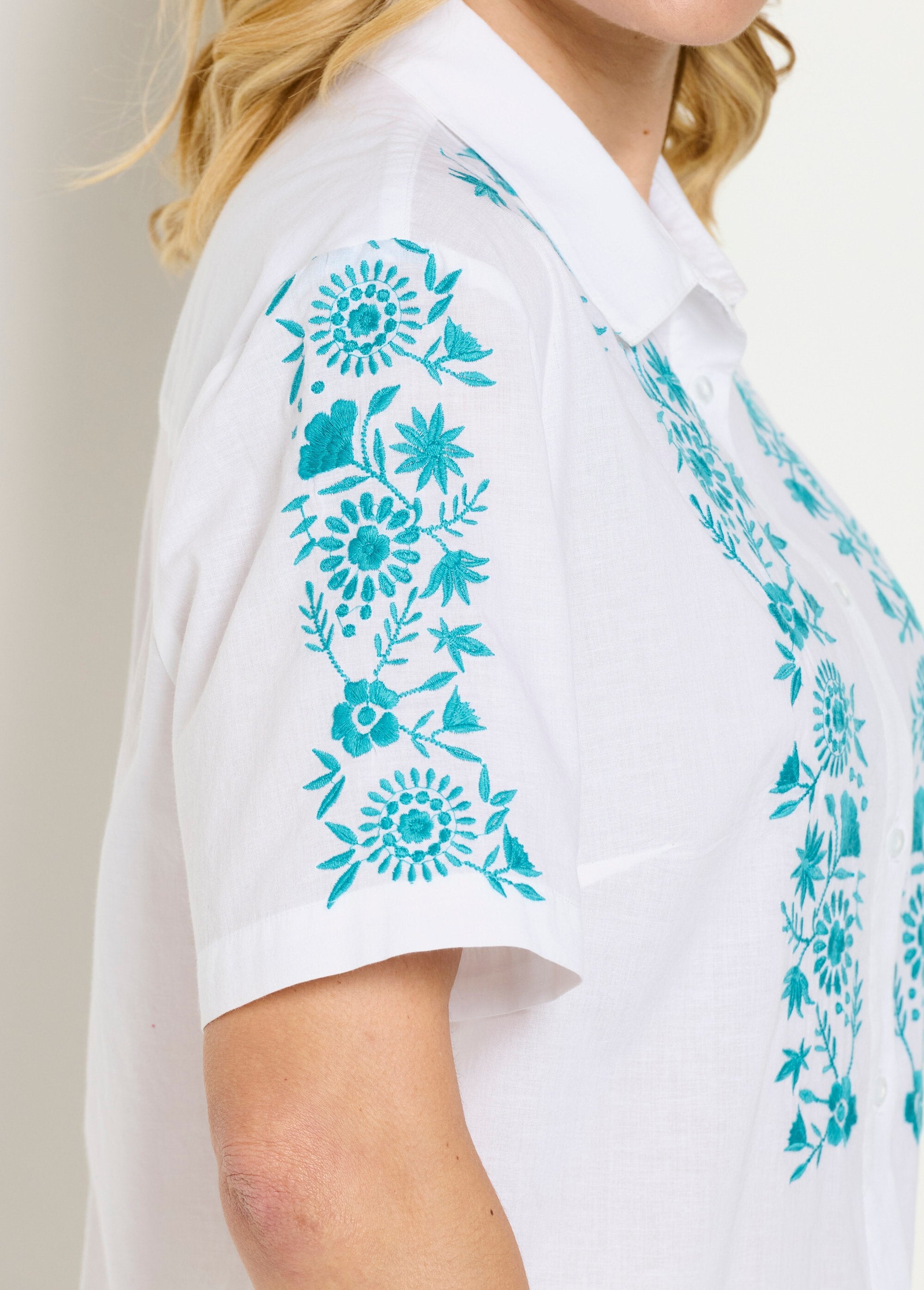 Long_embroidered_cotton_blouse_with_short_sleeves_Blue_and_white_DE2_slim