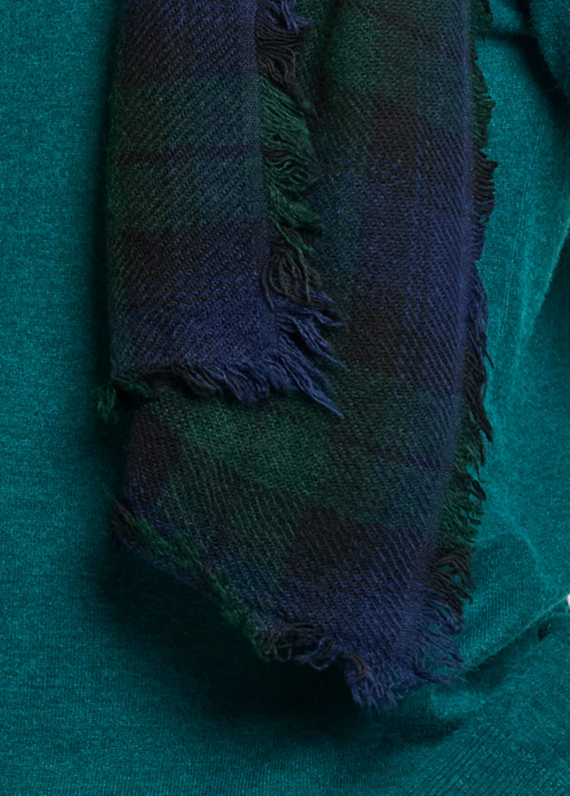 Men's_warm_plaid_scarf_with_wool_Navy_and_green_DE1_slim