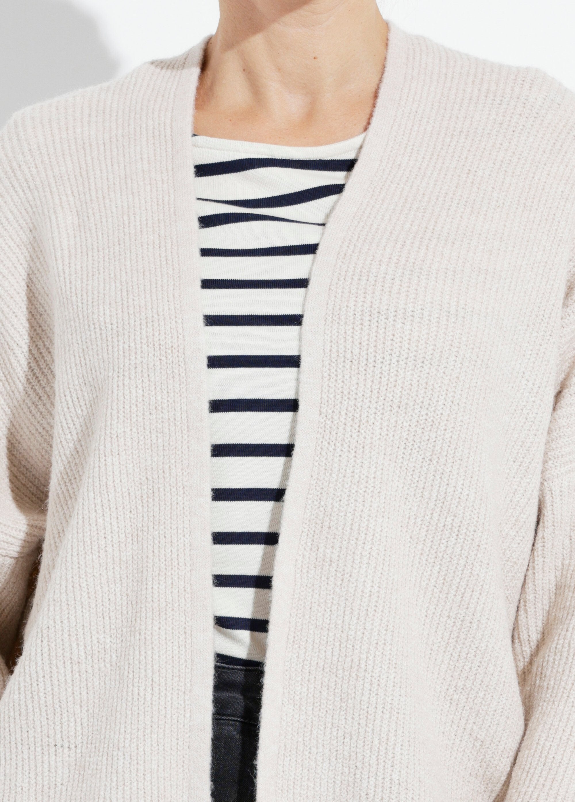 Edge-to-edge_waistcoat,_tightened_cuffs_Beige_DE1_slim