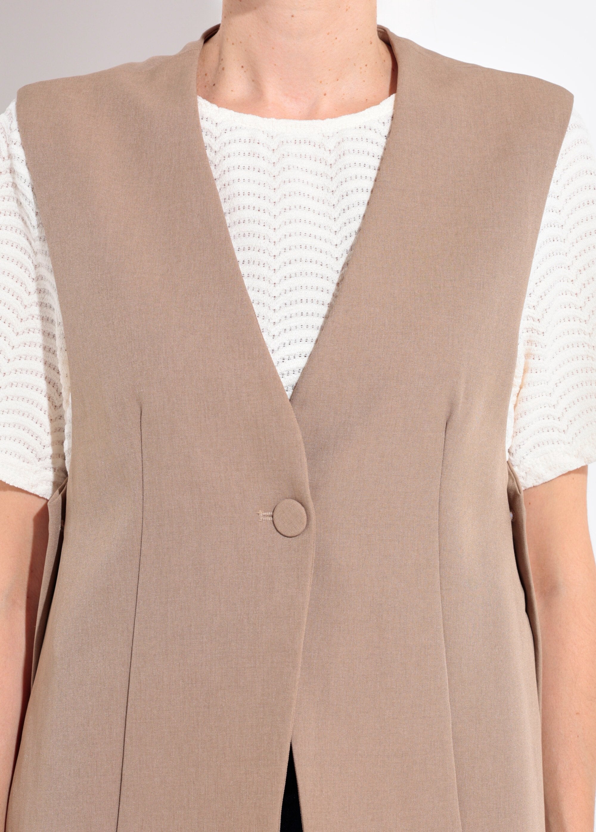 Sleeveless_suit_vest_with_side_buttons_Beige_DE1_slim