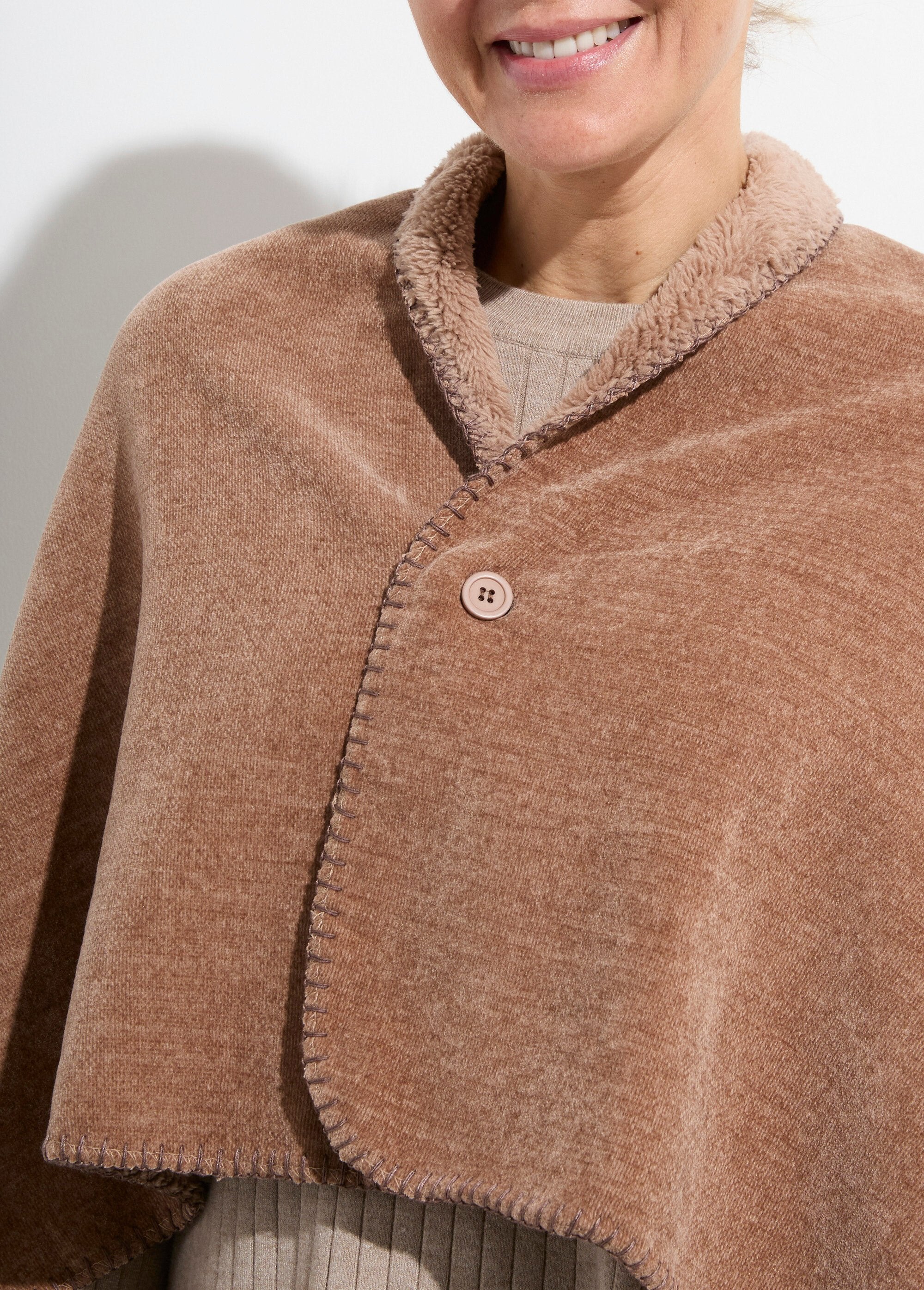 Button-on_shoulder_warmer_poncho_Mocha_DE1_slim