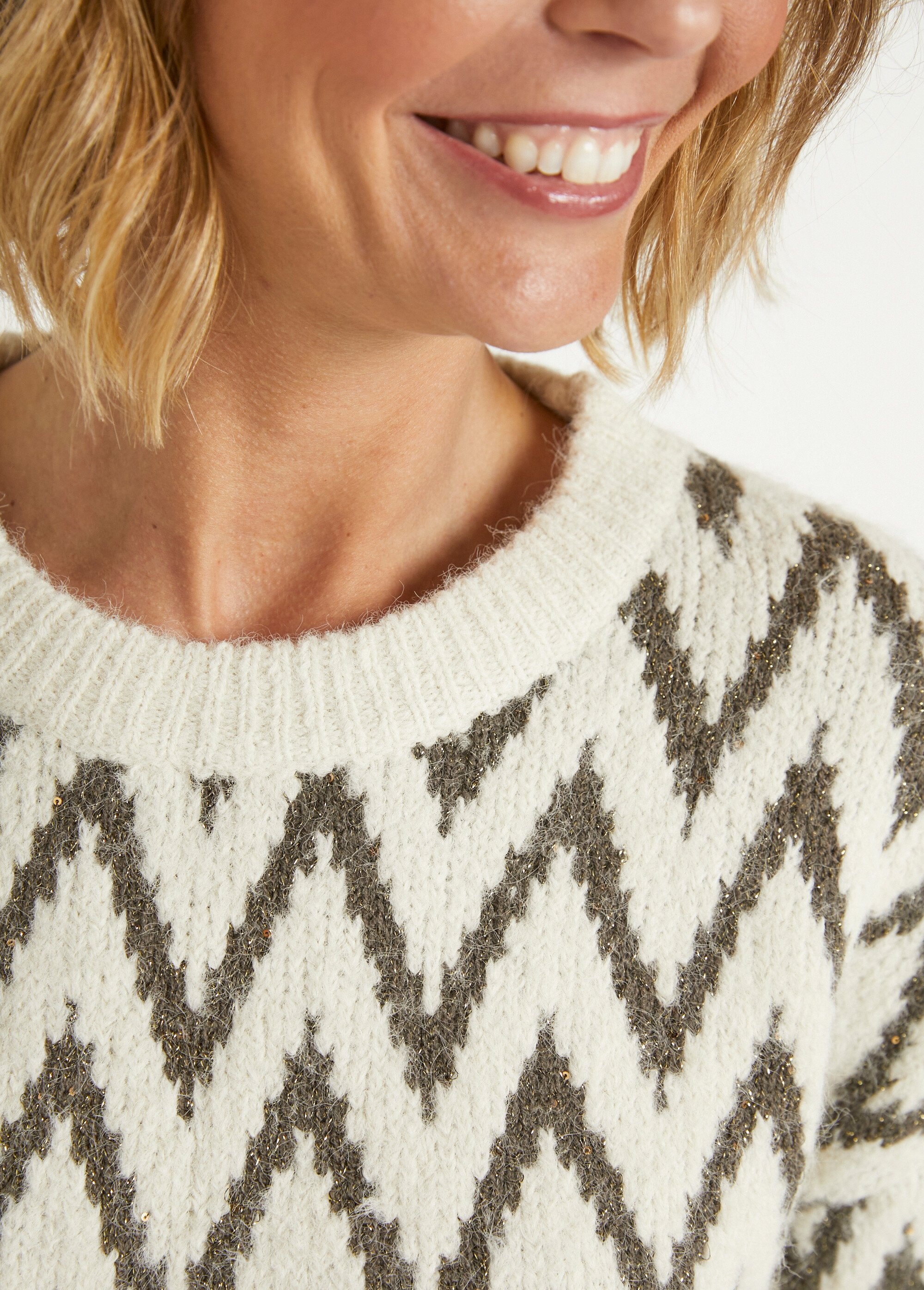 Warm_wool_sweater_with_metallic_herringbone_pattern_Ecru_and_silver_DE3_slim
