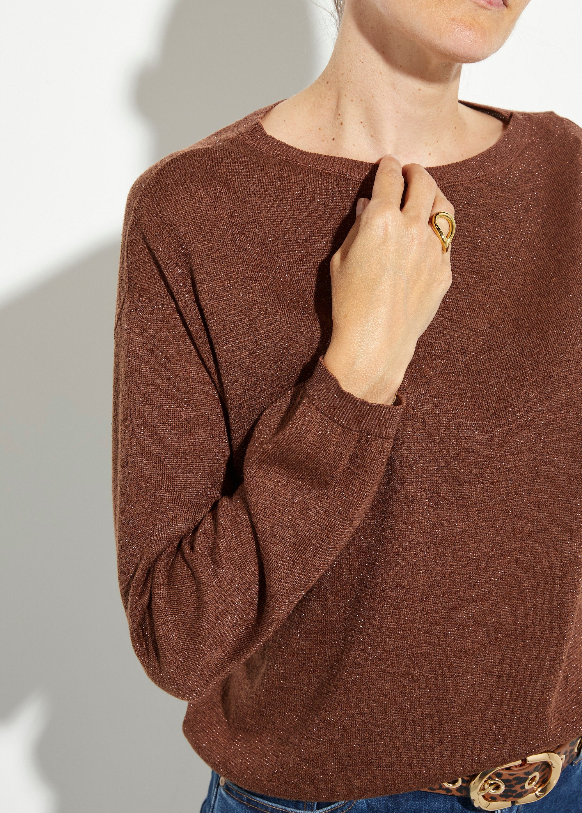 Cropped_sweater_in_fine_metallic_knit_Brown_DE1_slim