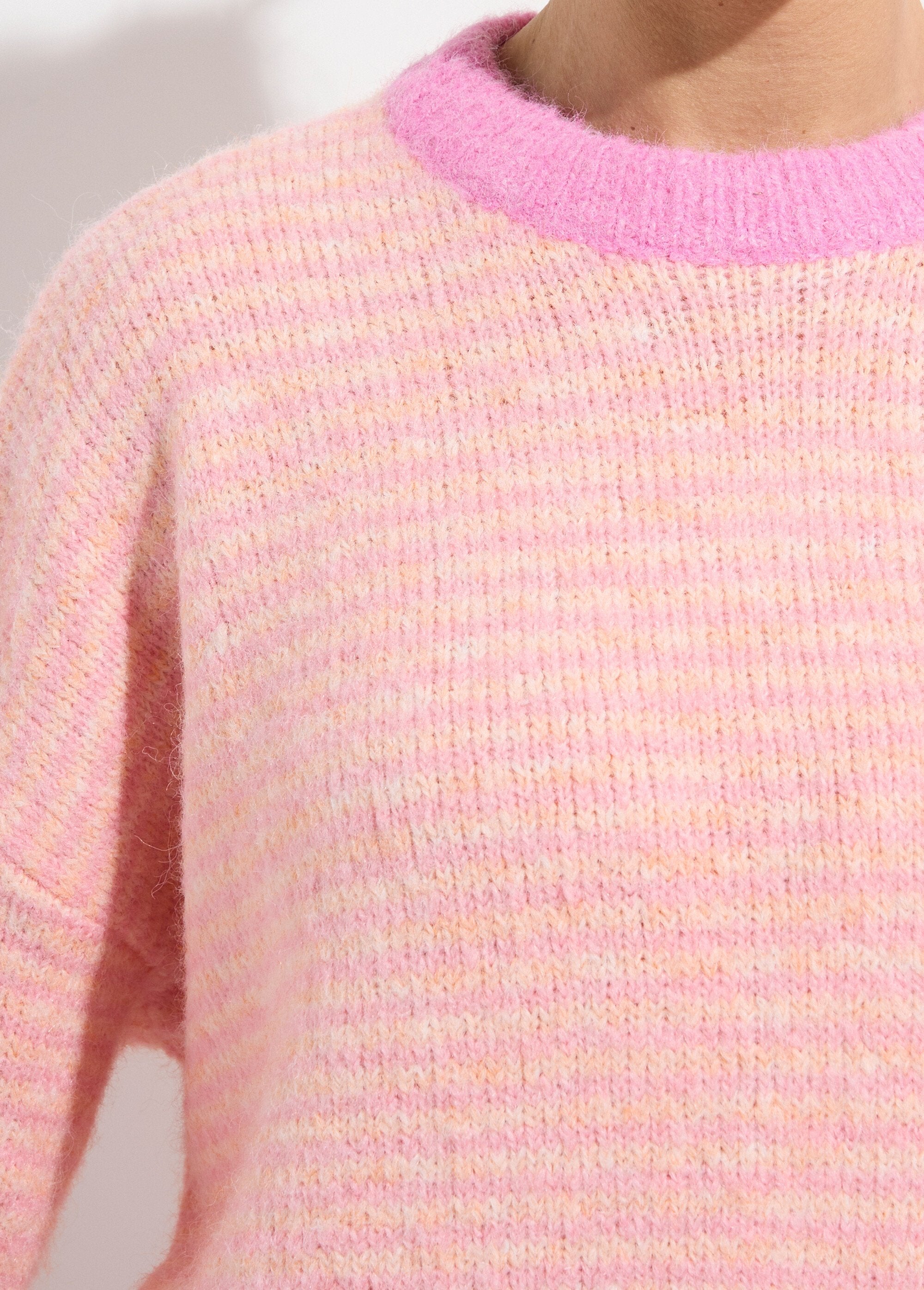 Fluffy_pastel_striped_loose_fit_sweater_Coral_and_pink_DE1_slim