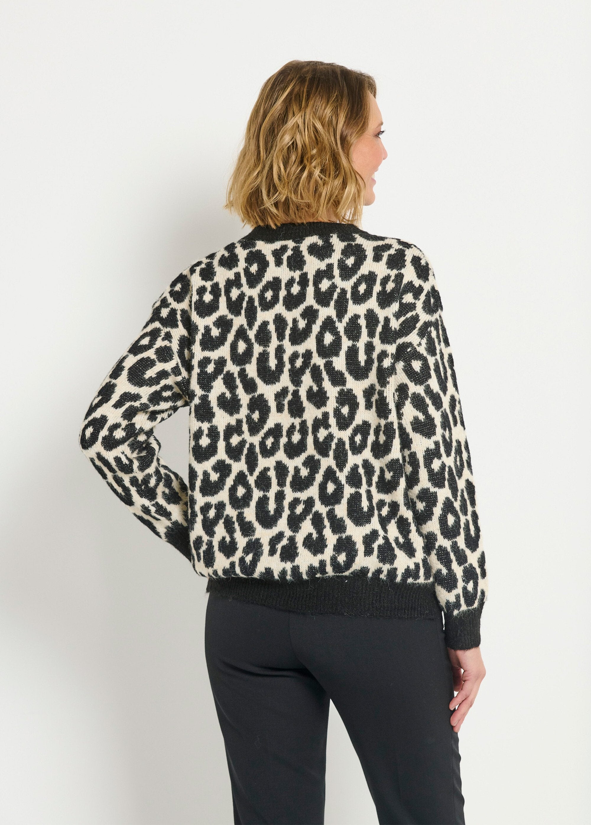 Warm_round_neck_leopard_sweater_with_wool_Leopard_DO1_slim