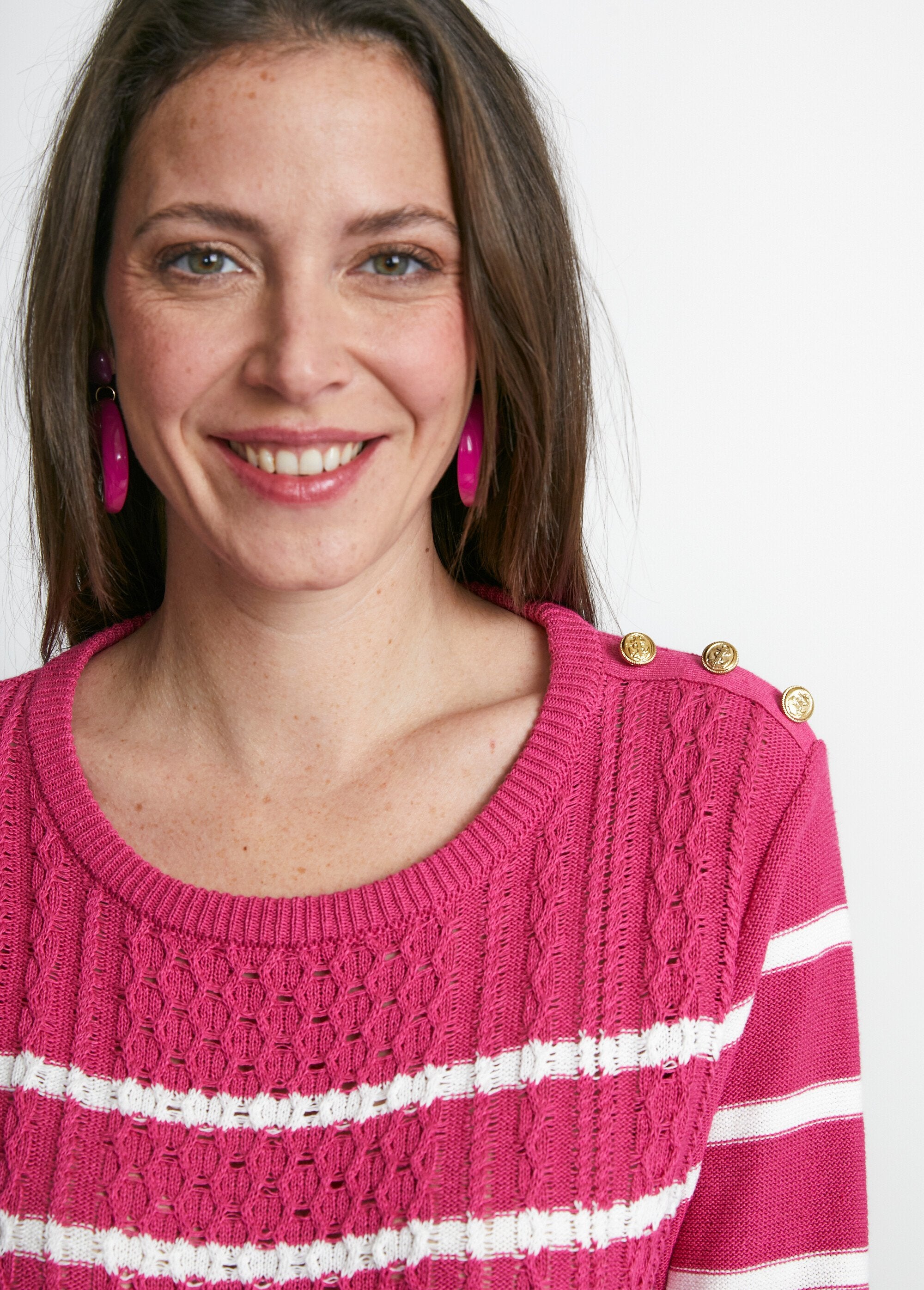 Striped_sweater_with_sailor-style_buttons_Raspberry_and_white_DE1_slim