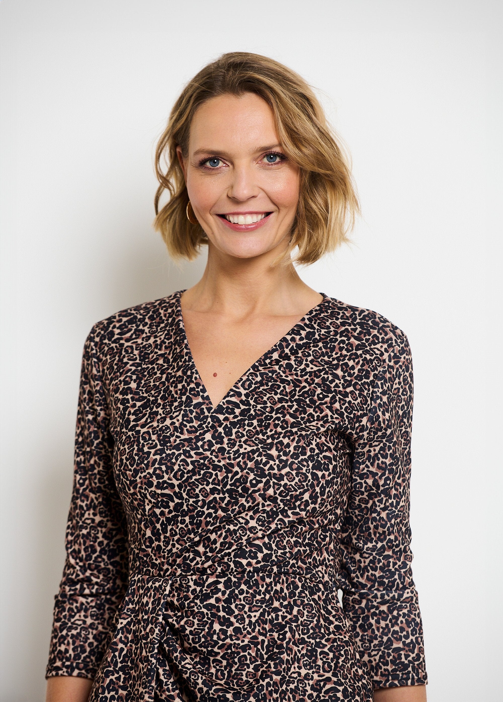 Wrap_dress_with_a_wrap_effect_Animal_DE1_slim