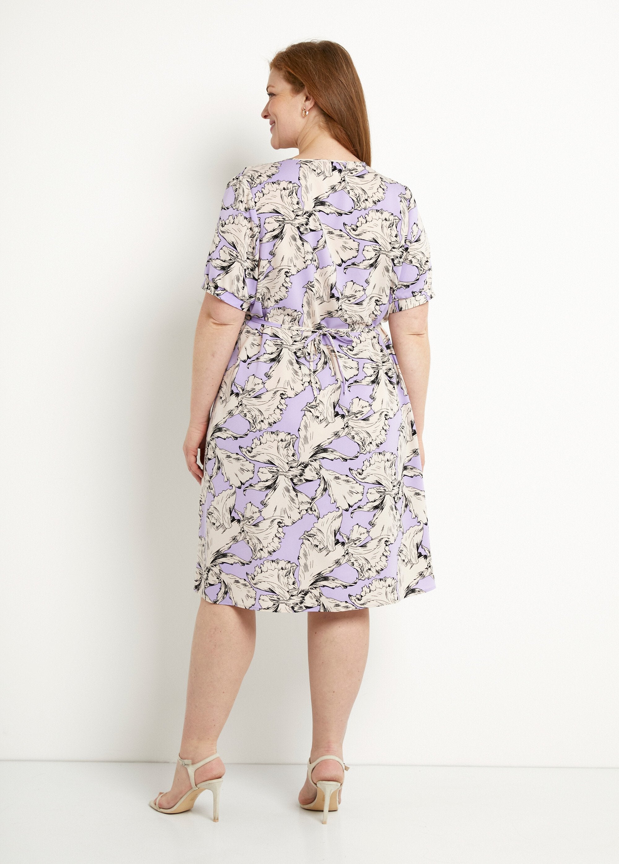 Short_wrap_dress_with_flowing_graphic_pattern_Purple_and_white_DO1_curvy