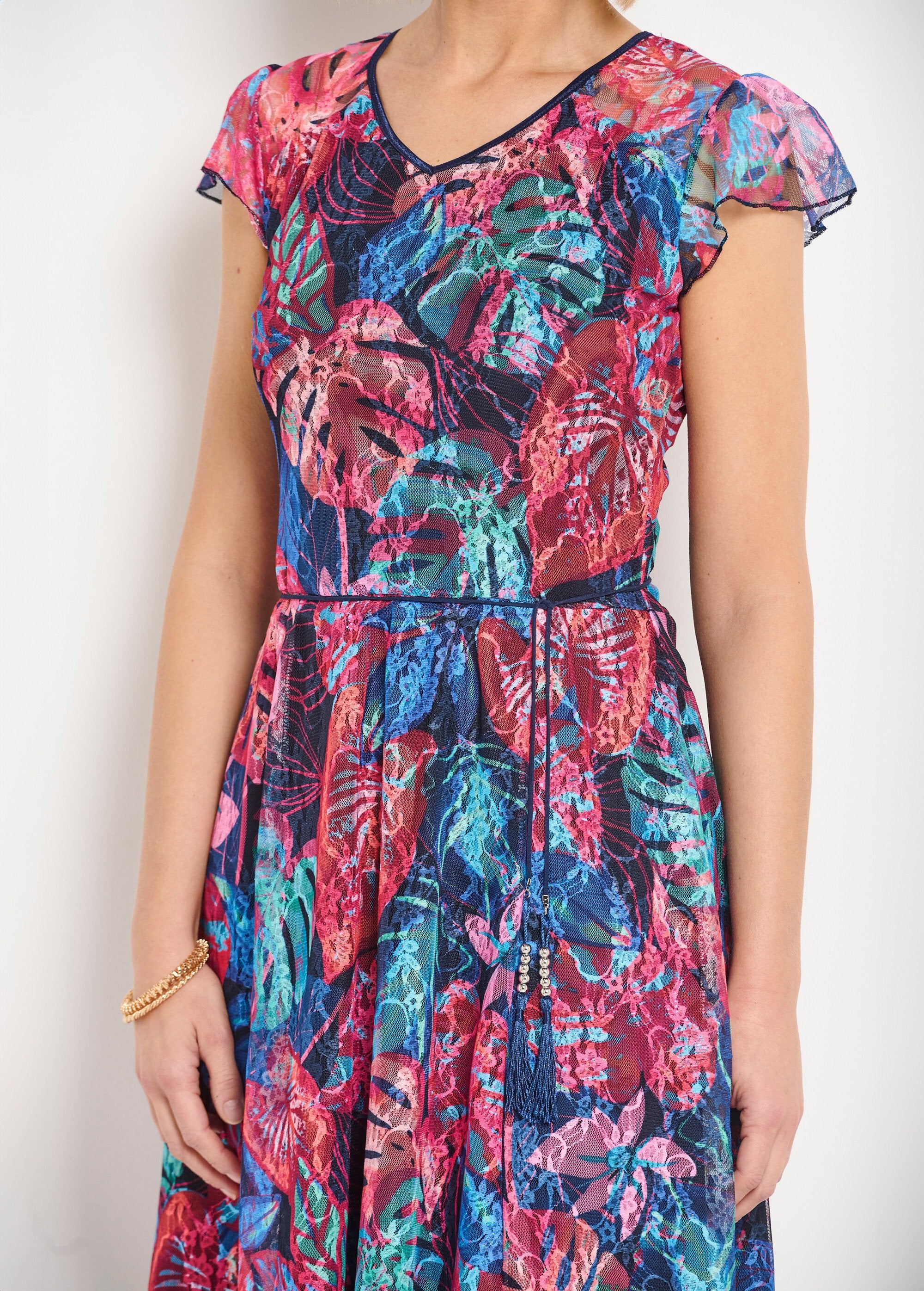 Short_V-neck_dress_with_printed_lace_Multicolor_DE1_slim