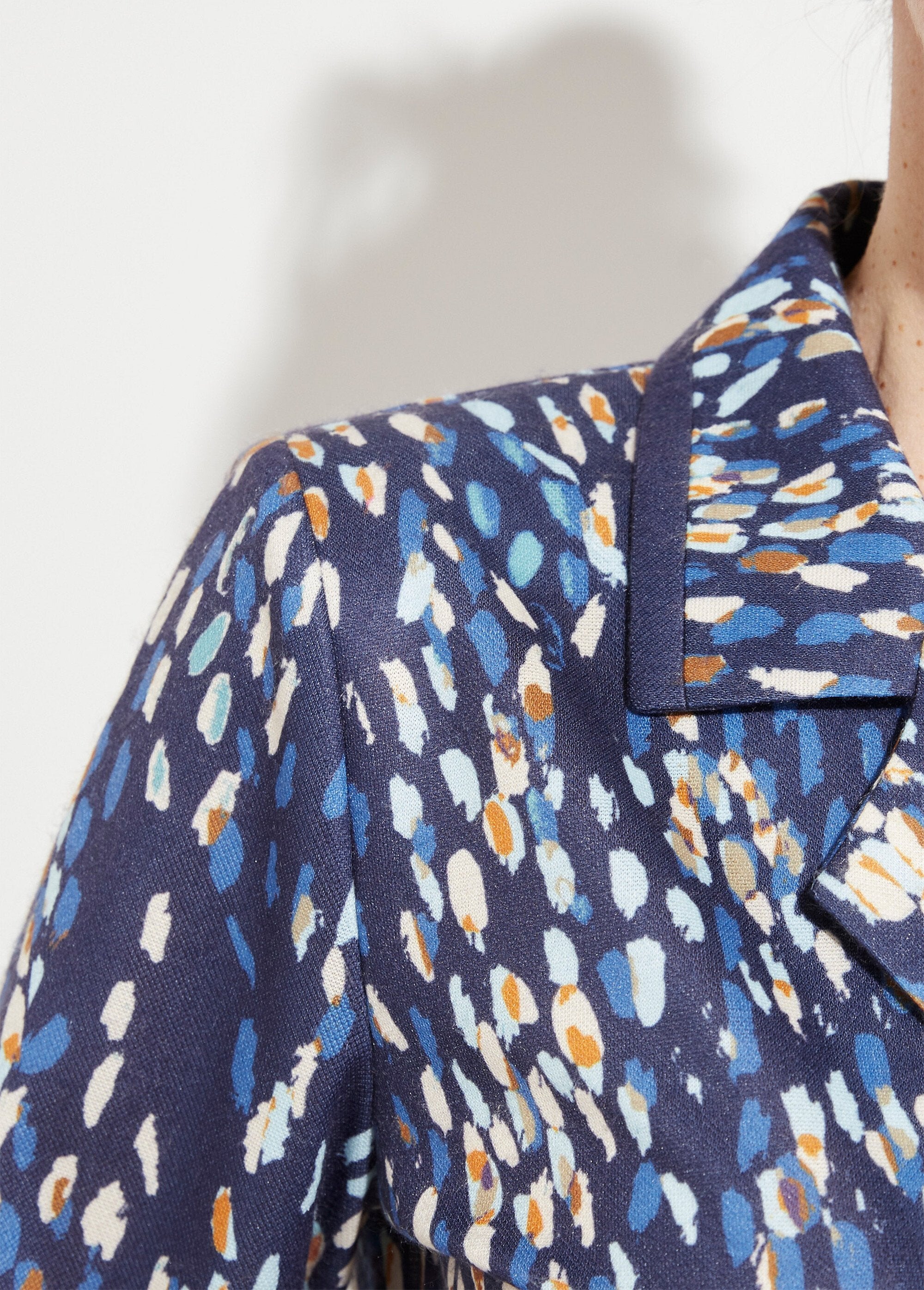 Mid-length_dress_with_double-breasted_tailoring_collar_Navy_and_beige_DE2_slim