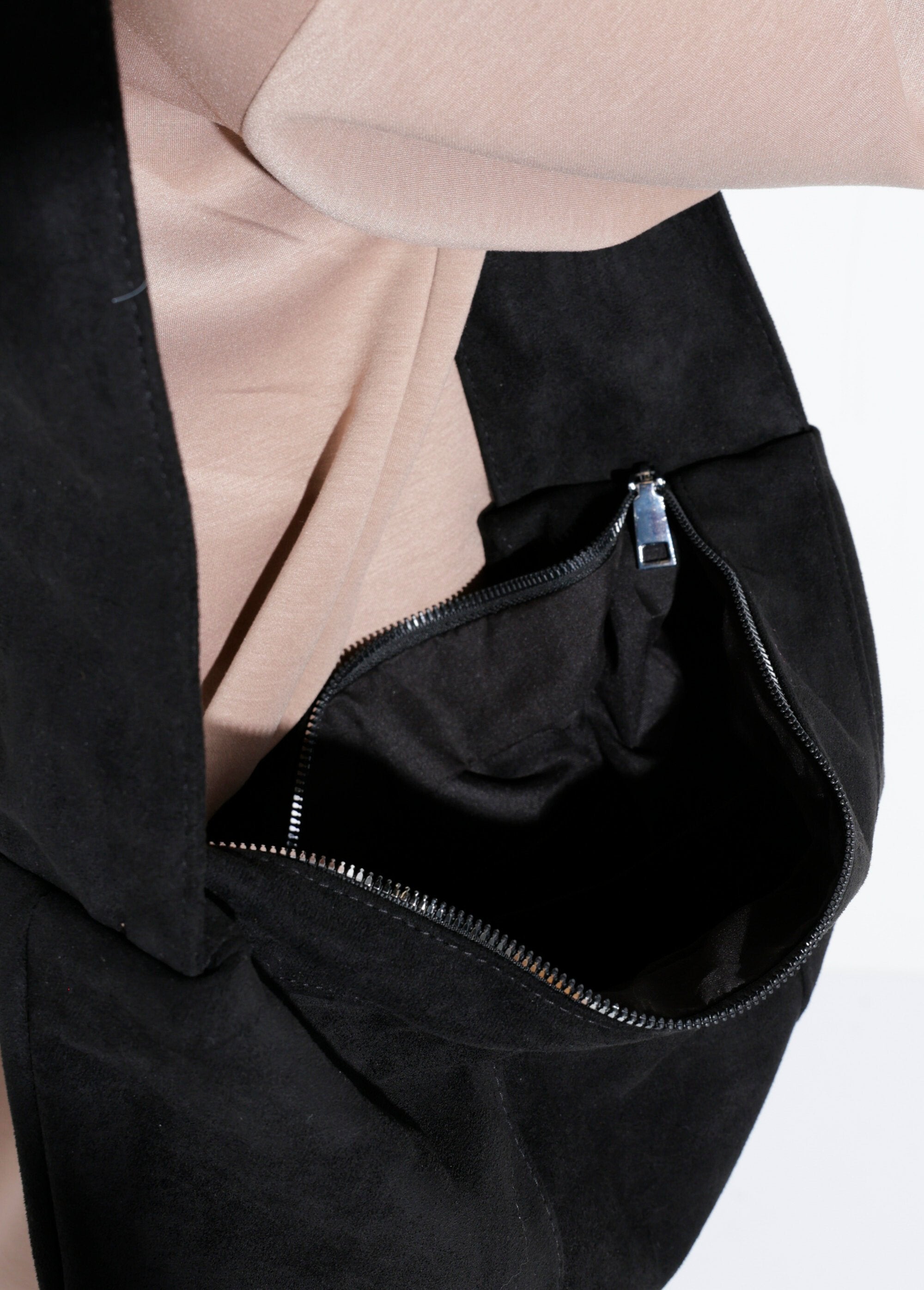Suede_bag_with_wide_shoulder_strap_Black_DE2_slim