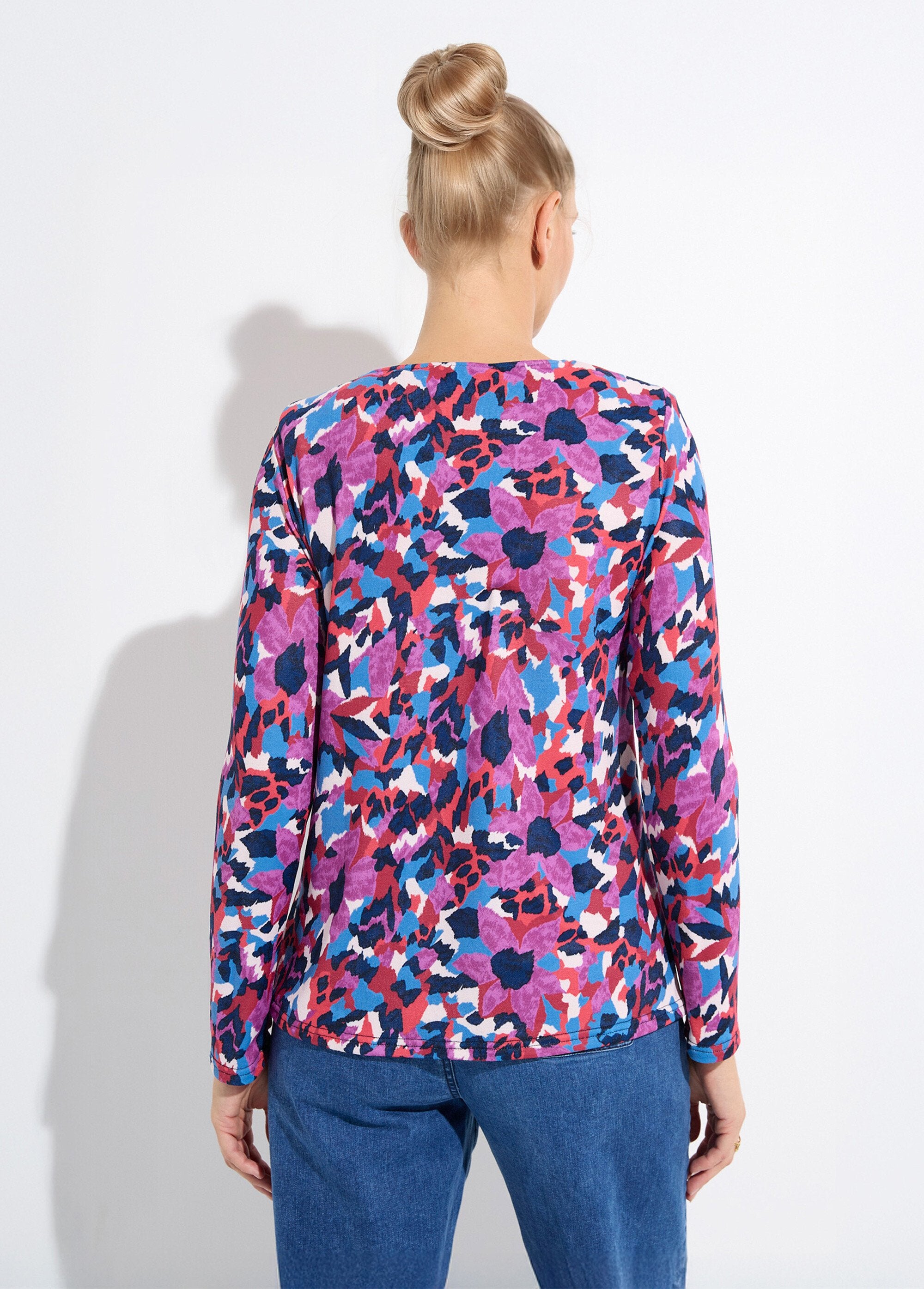 Warm_flared_V-neck_t-shirt_with_multicoloured_print_Blue_print_DO1_slim