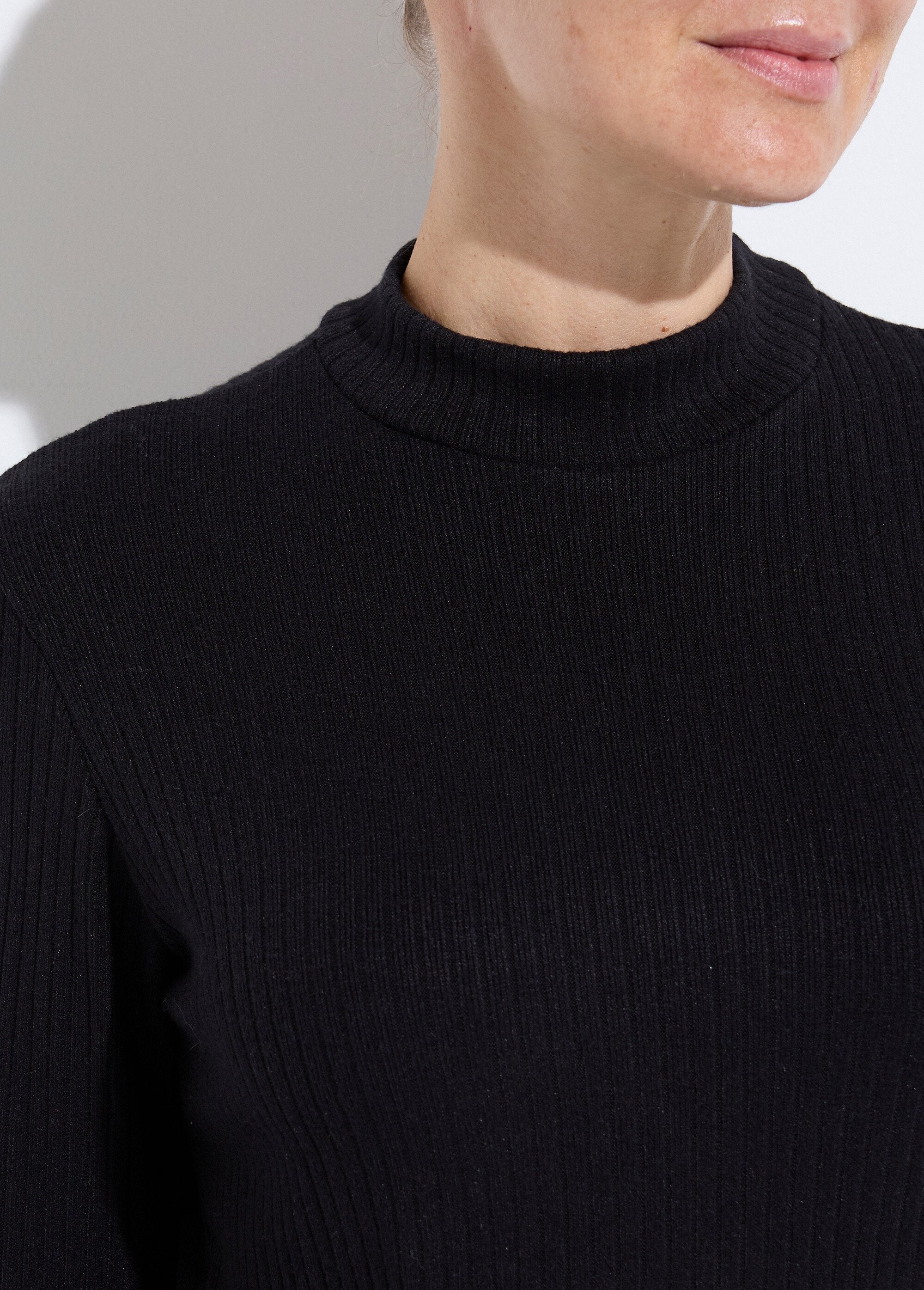 Ribbed_knit_long-sleeved_high-neck_T-shirt_Black_DE1_slim