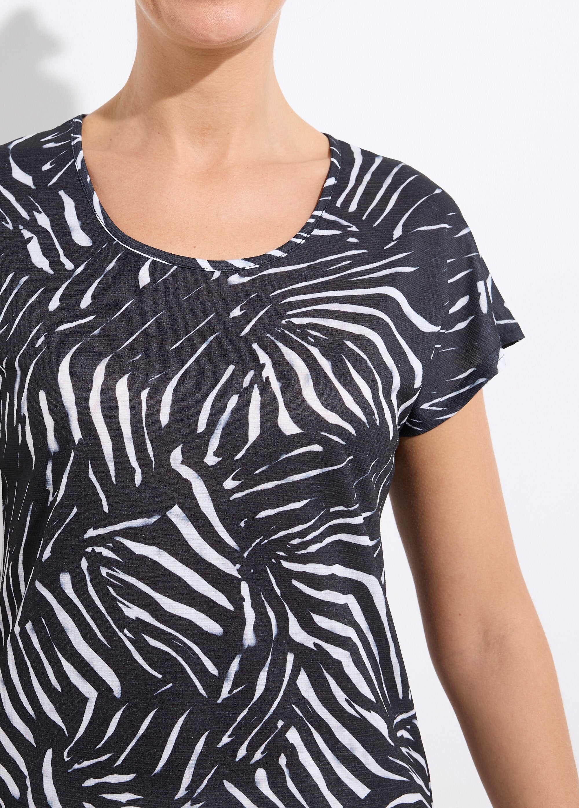 short-sleeved_round_neck_printed_T-shirt_Black_DE1_slim