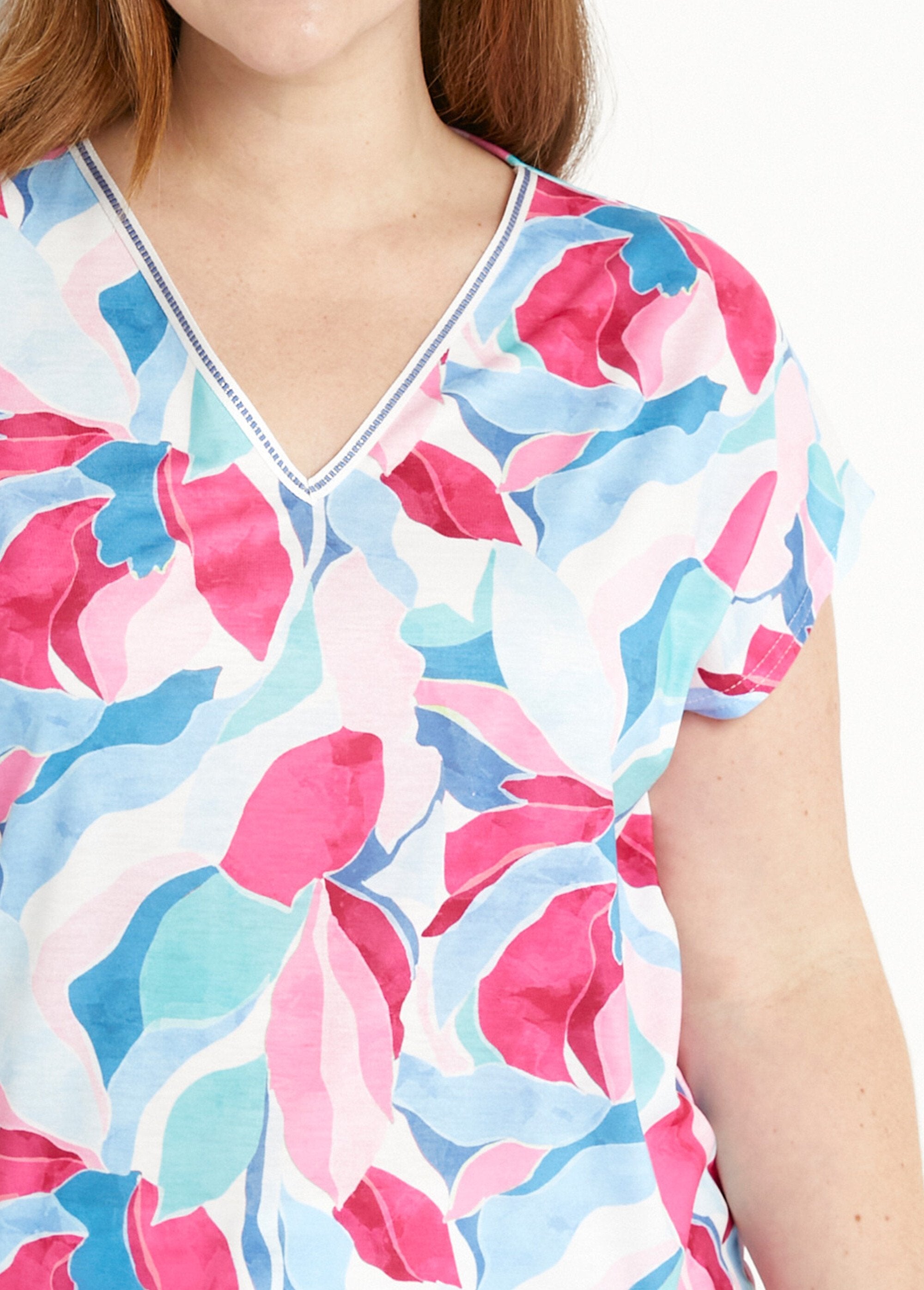 Shiny_printed_V-neck_cropped_t-shirt_Blue_and_pink_DE1_curvy