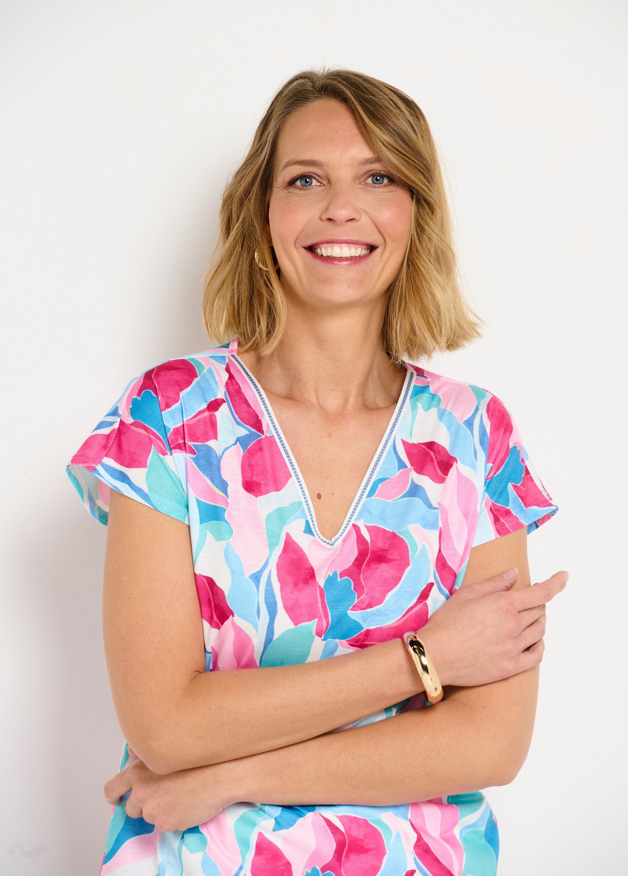 Shiny_printed_V-neck_cropped_t-shirt_Blue_and_pink_DE1_slim