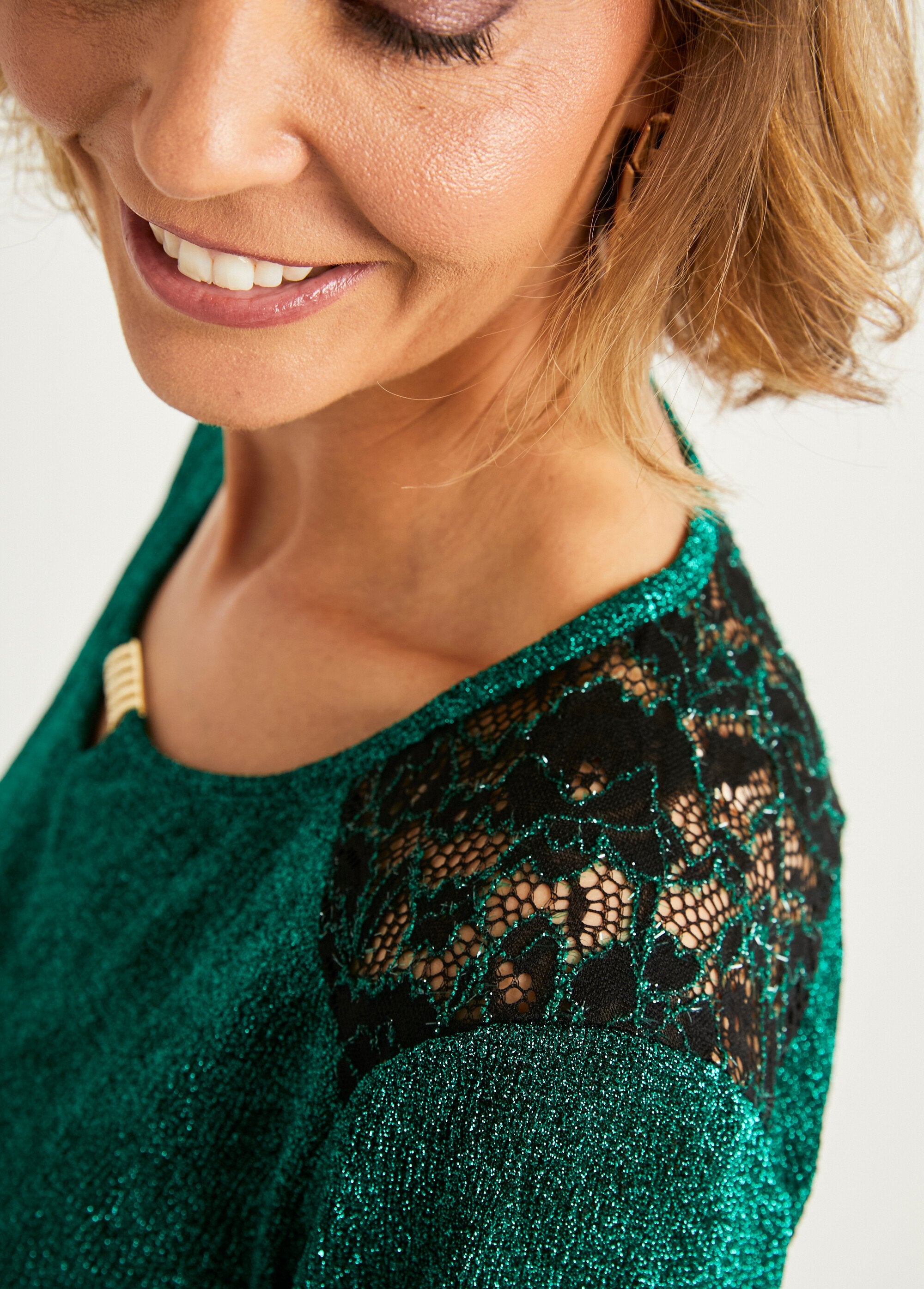 Plain_lace_short_t-shirt_with_round_neck_and_jewel_Green_DE2_slim