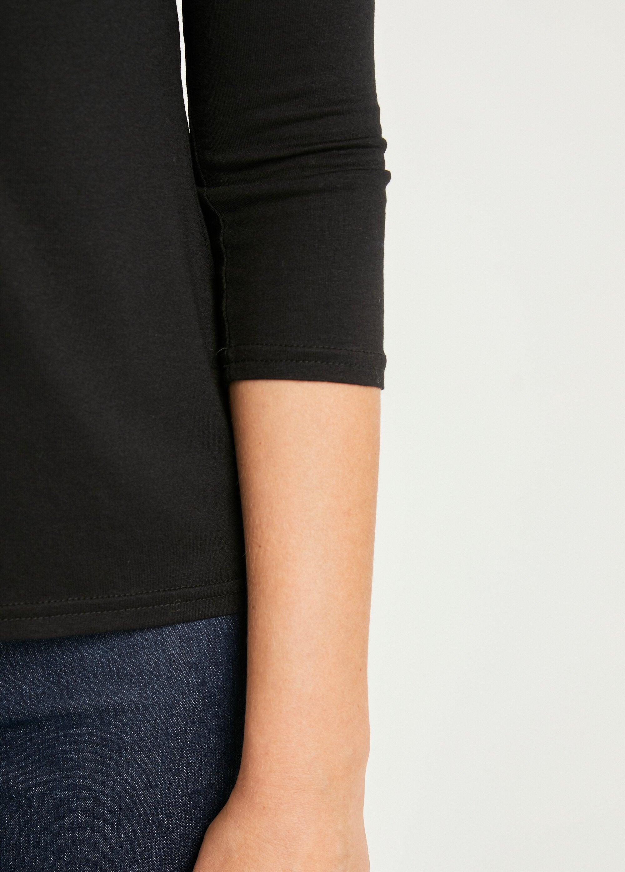 Plain_V-neck_cropped_t-shirt_Black_DE4_slim