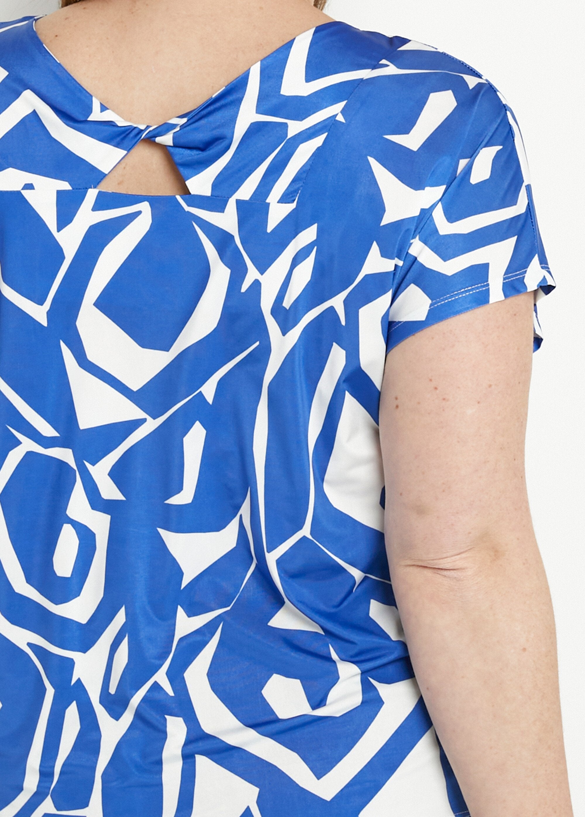 Short_straight_V-neck_graphic_print_t-shirt_Blue_and_white_DE2_curvy