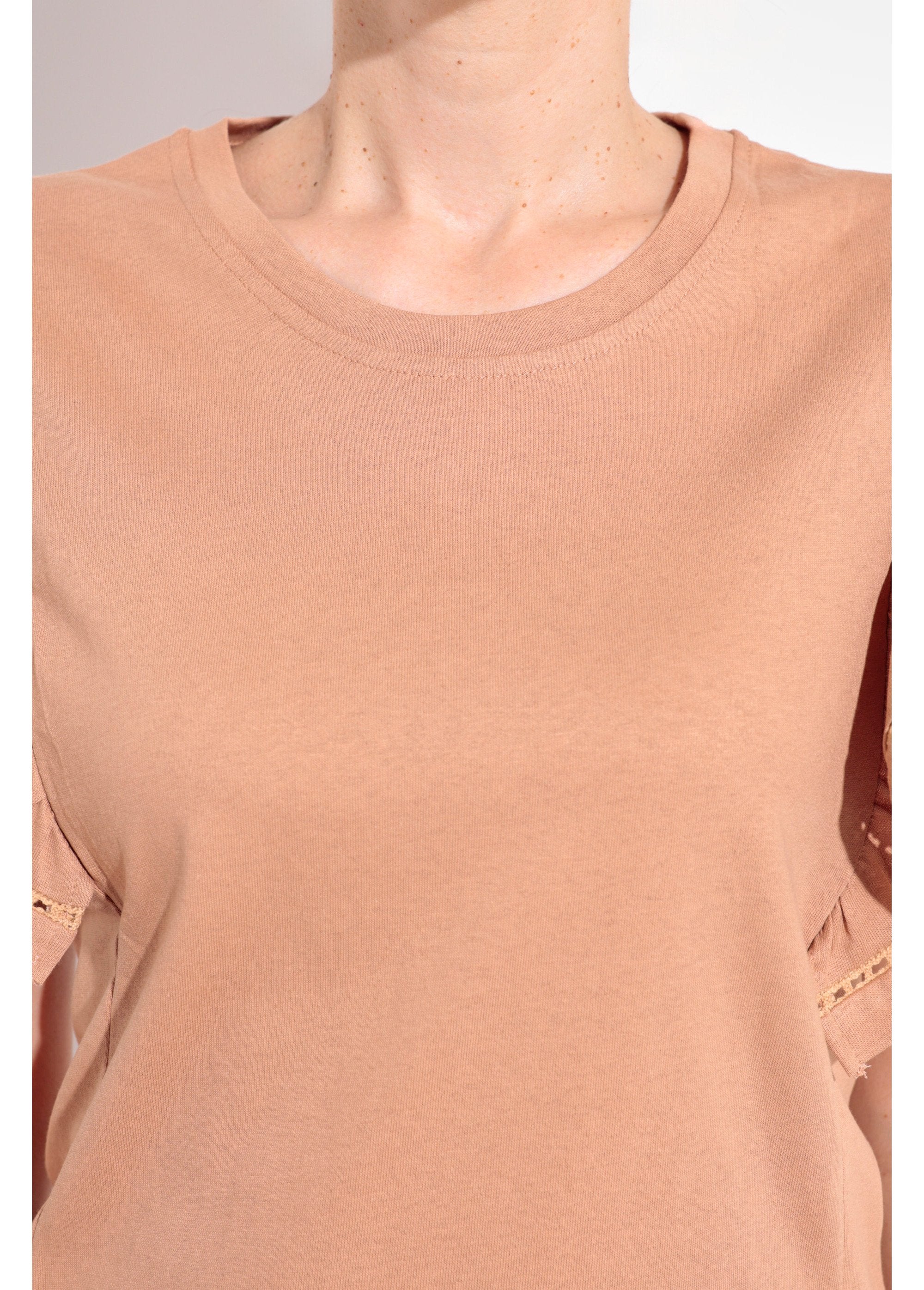 Openwork_ruffled_short-sleeved_T-shirt_camel_DE2_slim