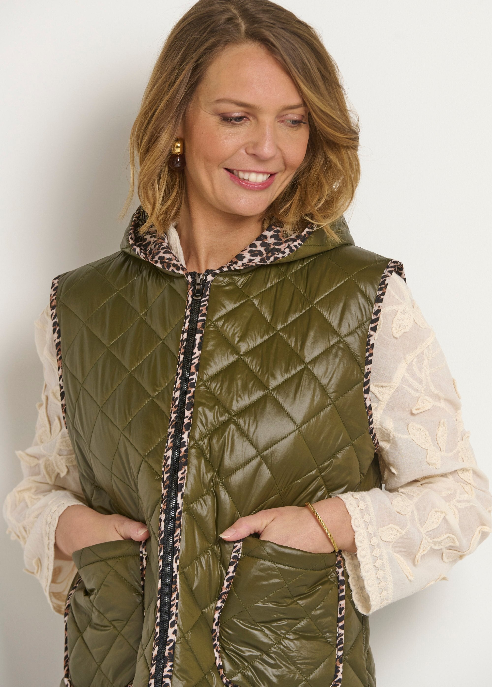 Sleeveless_quilted_jacket_with_hood_Khaki_DE1_slim