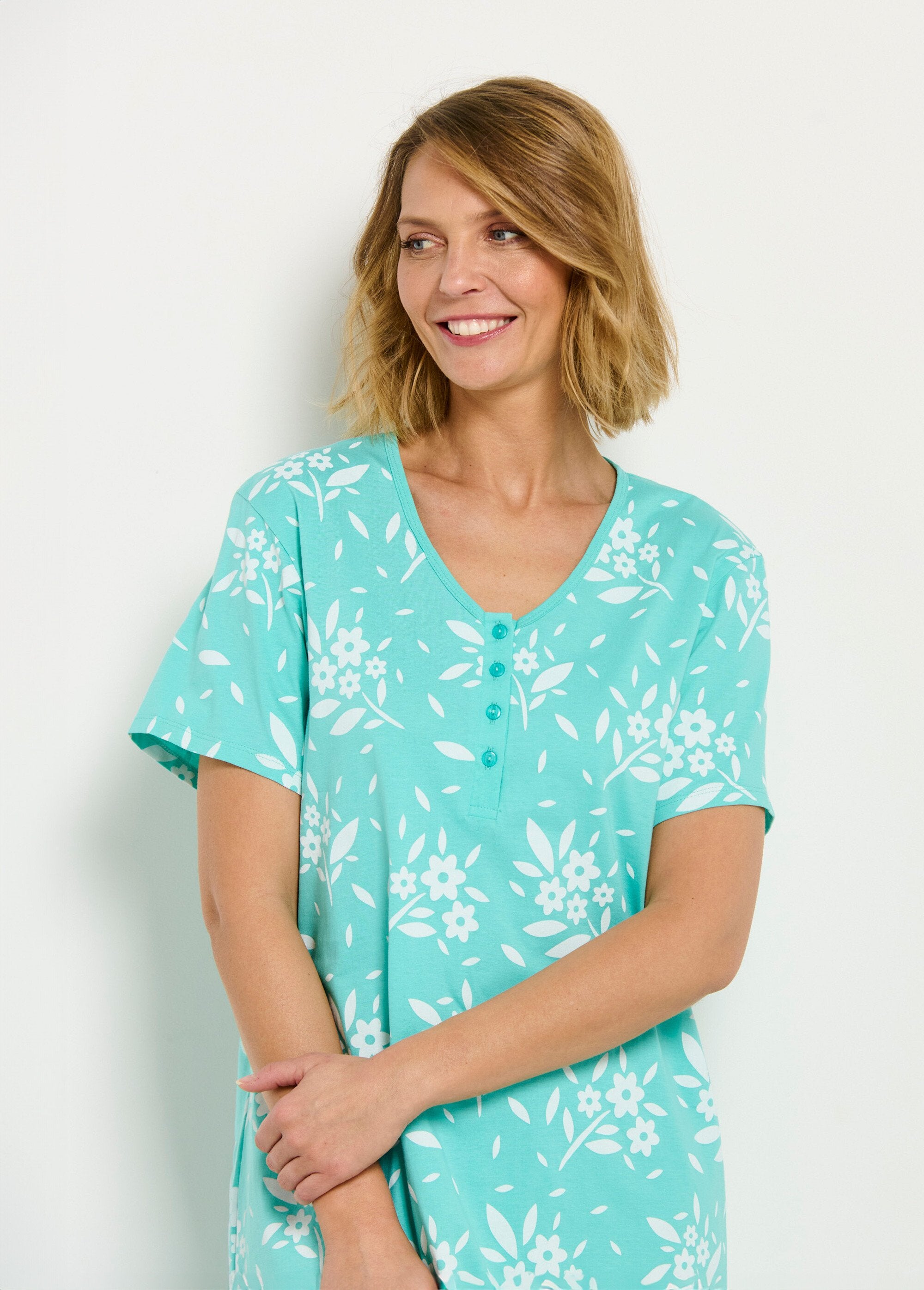 Short_nightgown_with_buttoned_V-neck_and_cotton_Green_DE1_slim