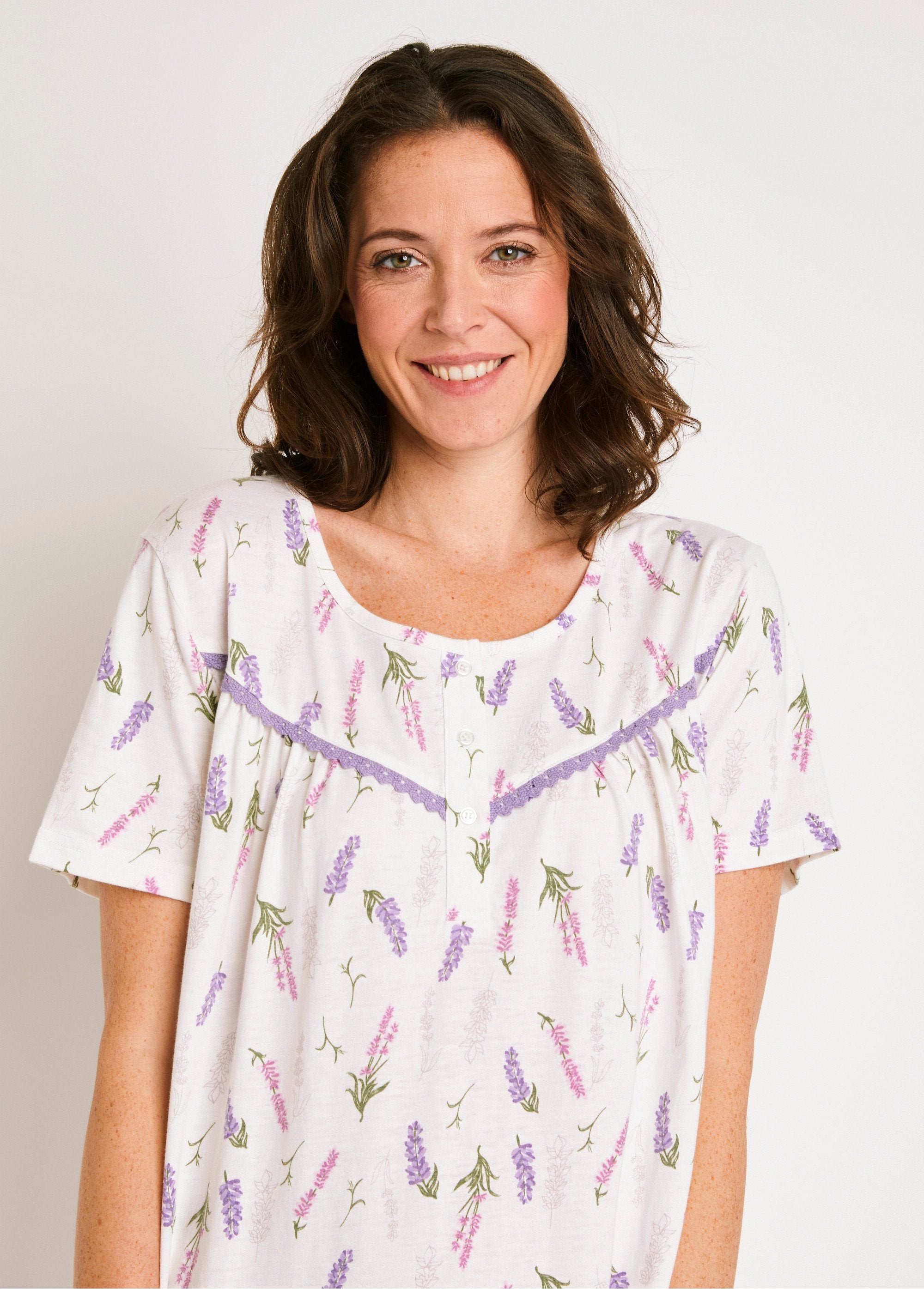 Short-sleeved_buttoned_nightgown_Parma_print_DE1_slim