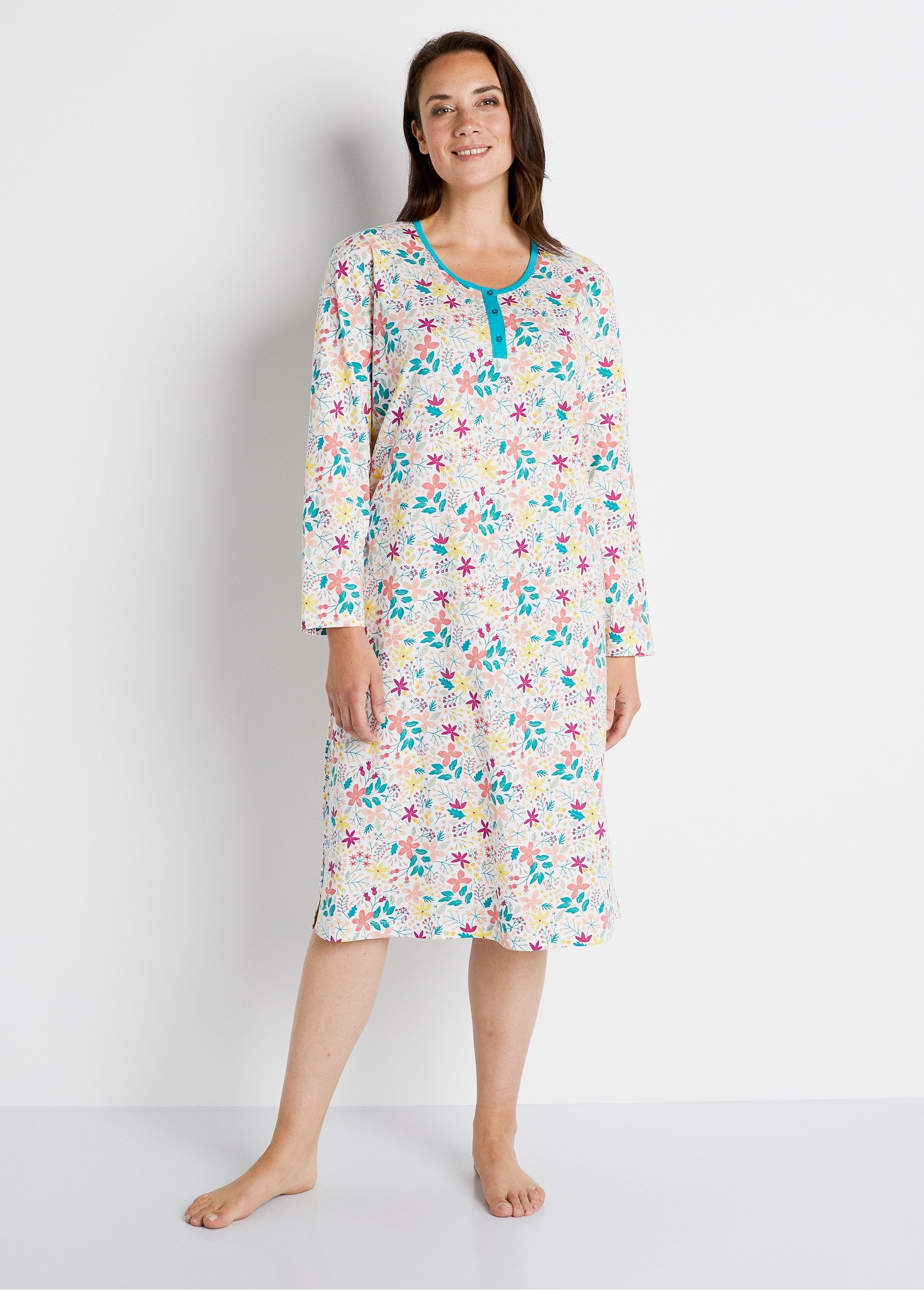 Mid-length_long-sleeved_nightgown_Duck_print_FA1_curvy