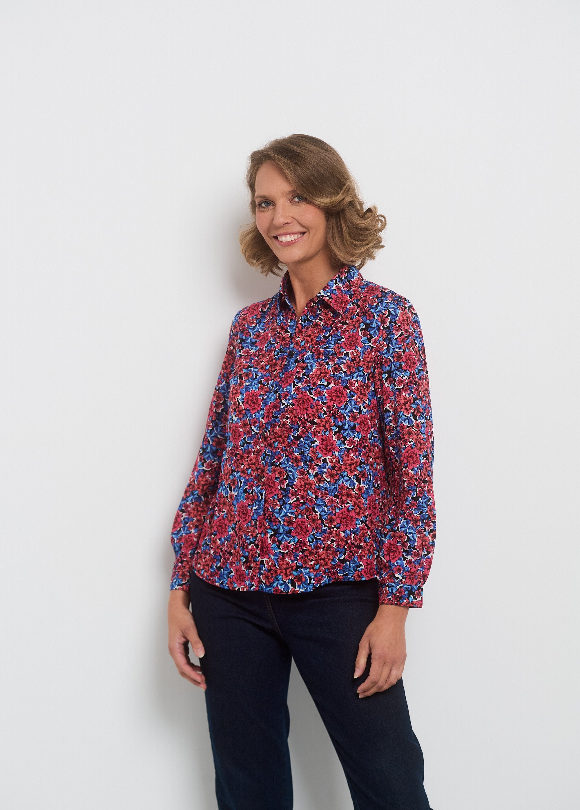 Buttoned_blouse_with_shiny_thread_Blue_and_red_FA1_slim