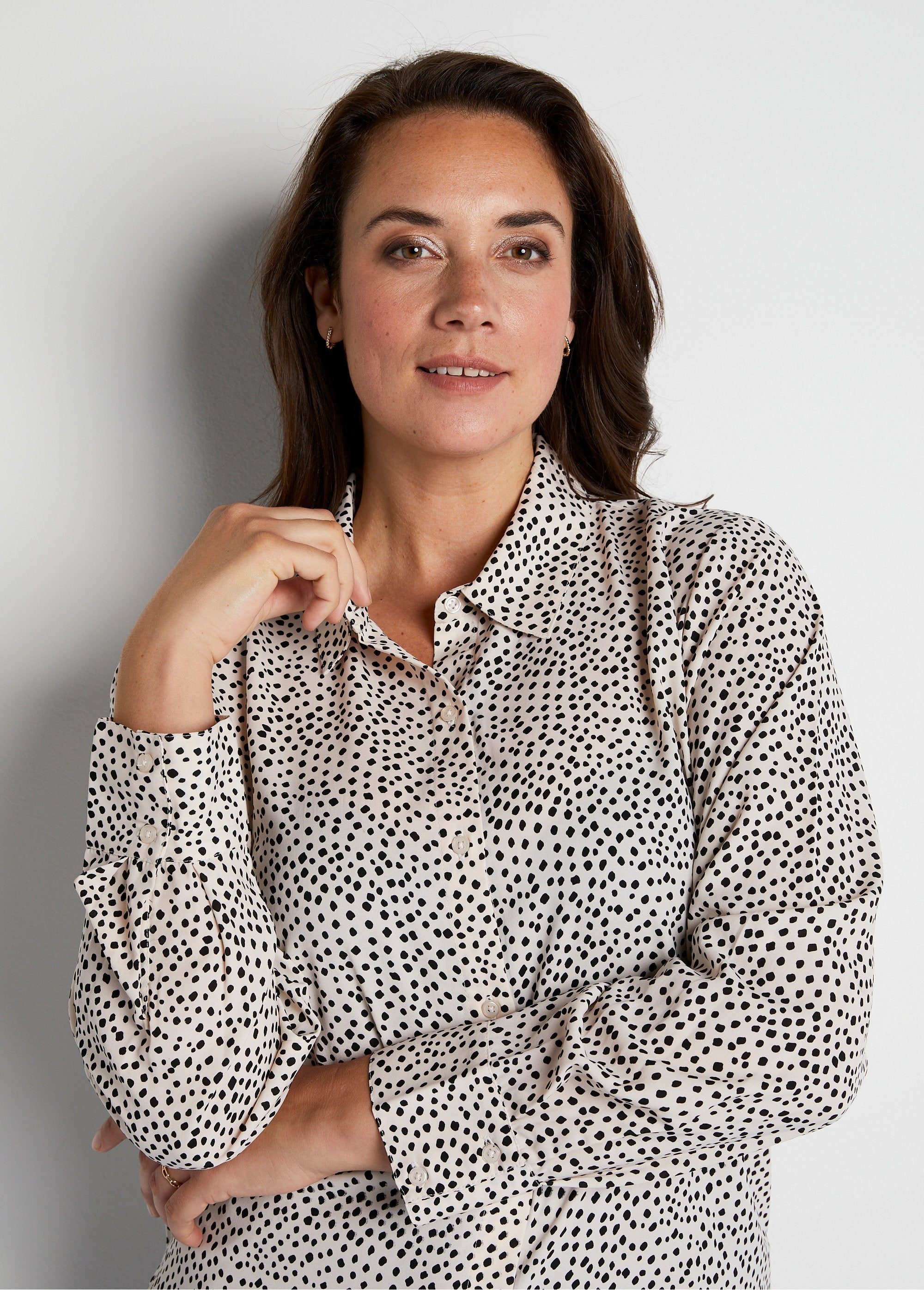 Buttoned_straight_blouse_with_polka_dot_print_Black_ecru_DE1_curvy