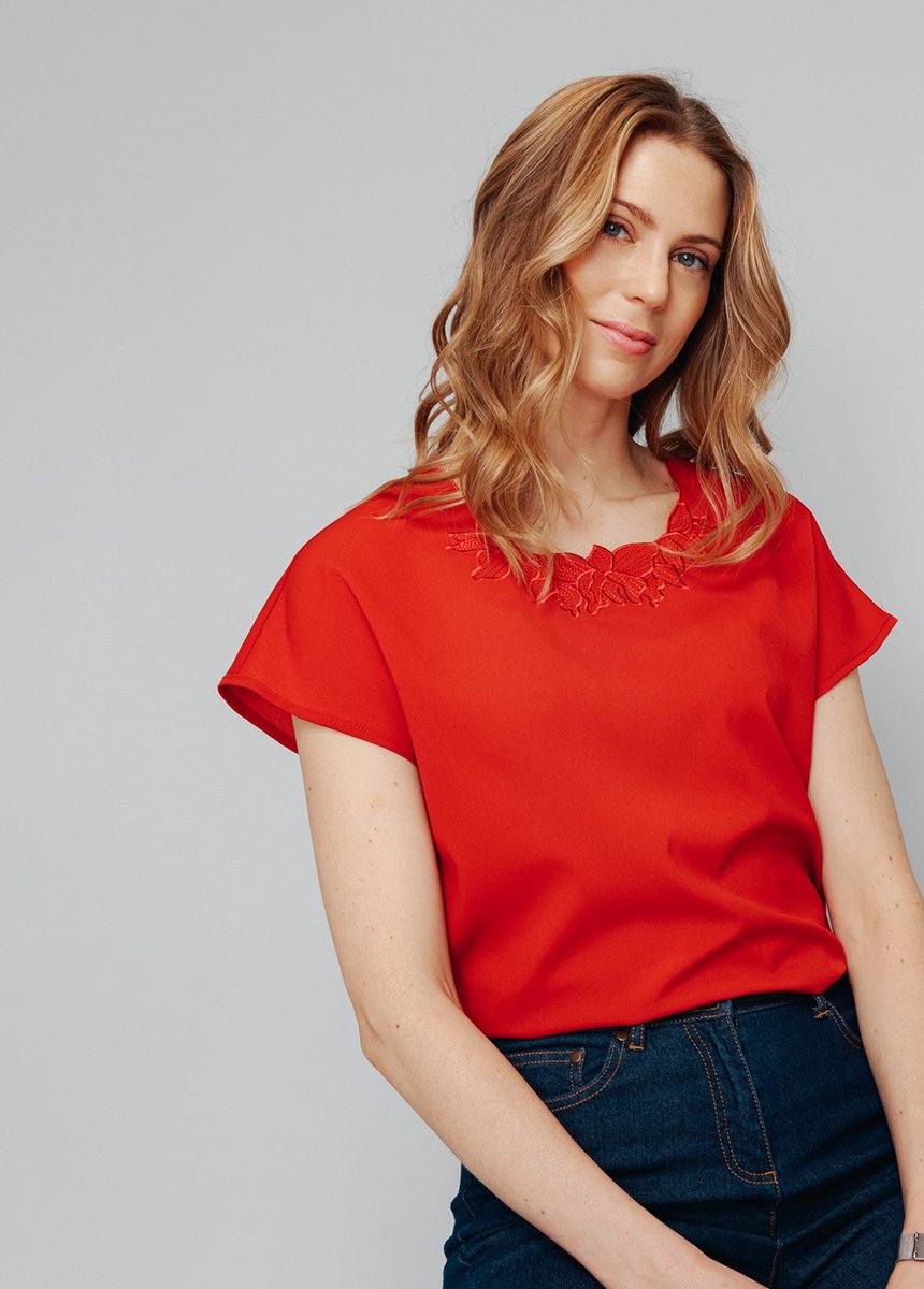 Long_short-sleeved_top_with_round_neck_embroidery_Carmine_FA1_slim