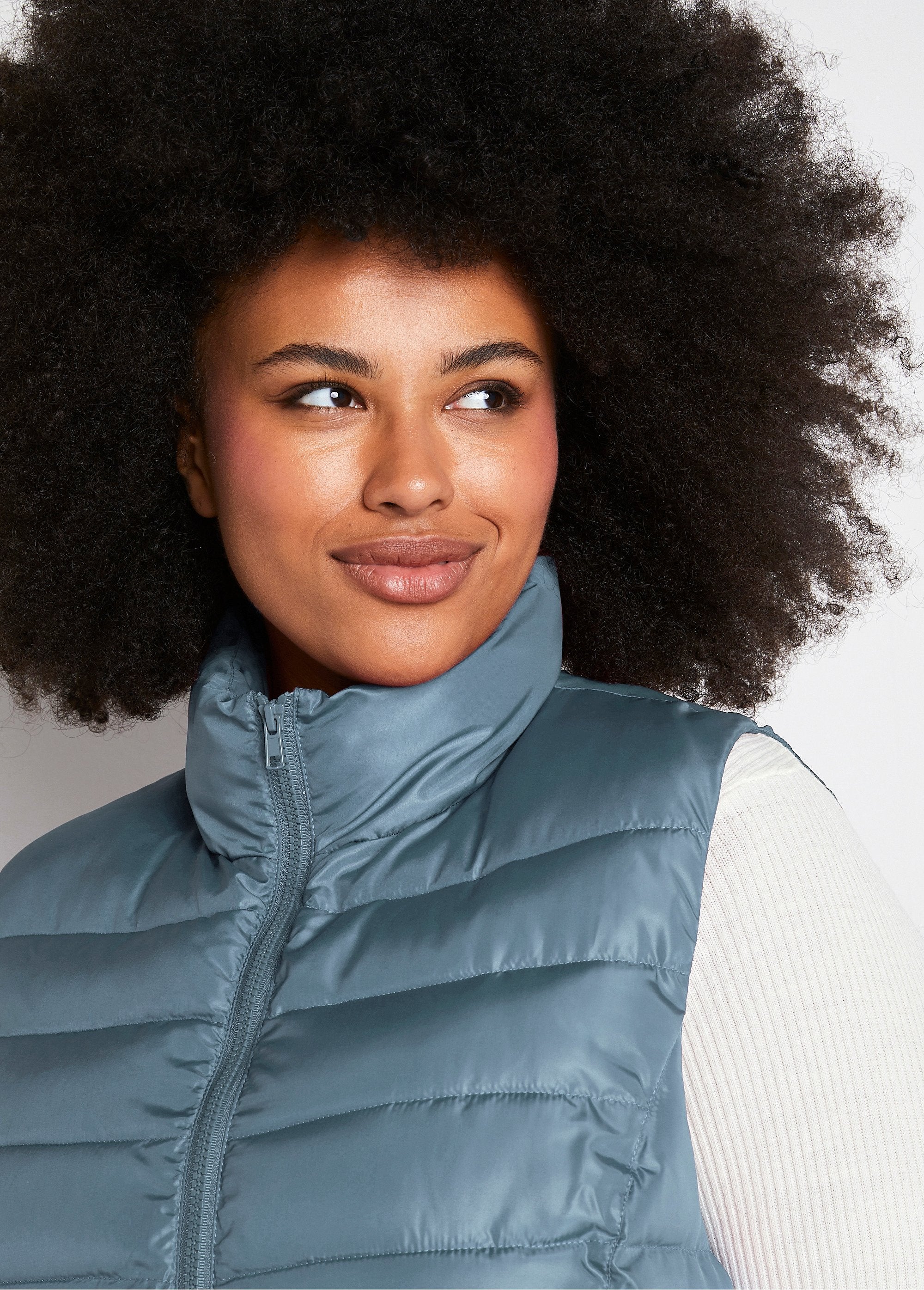 Short_sleeveless_zipped_down_jacket_Ice_blue_DE2_curvy