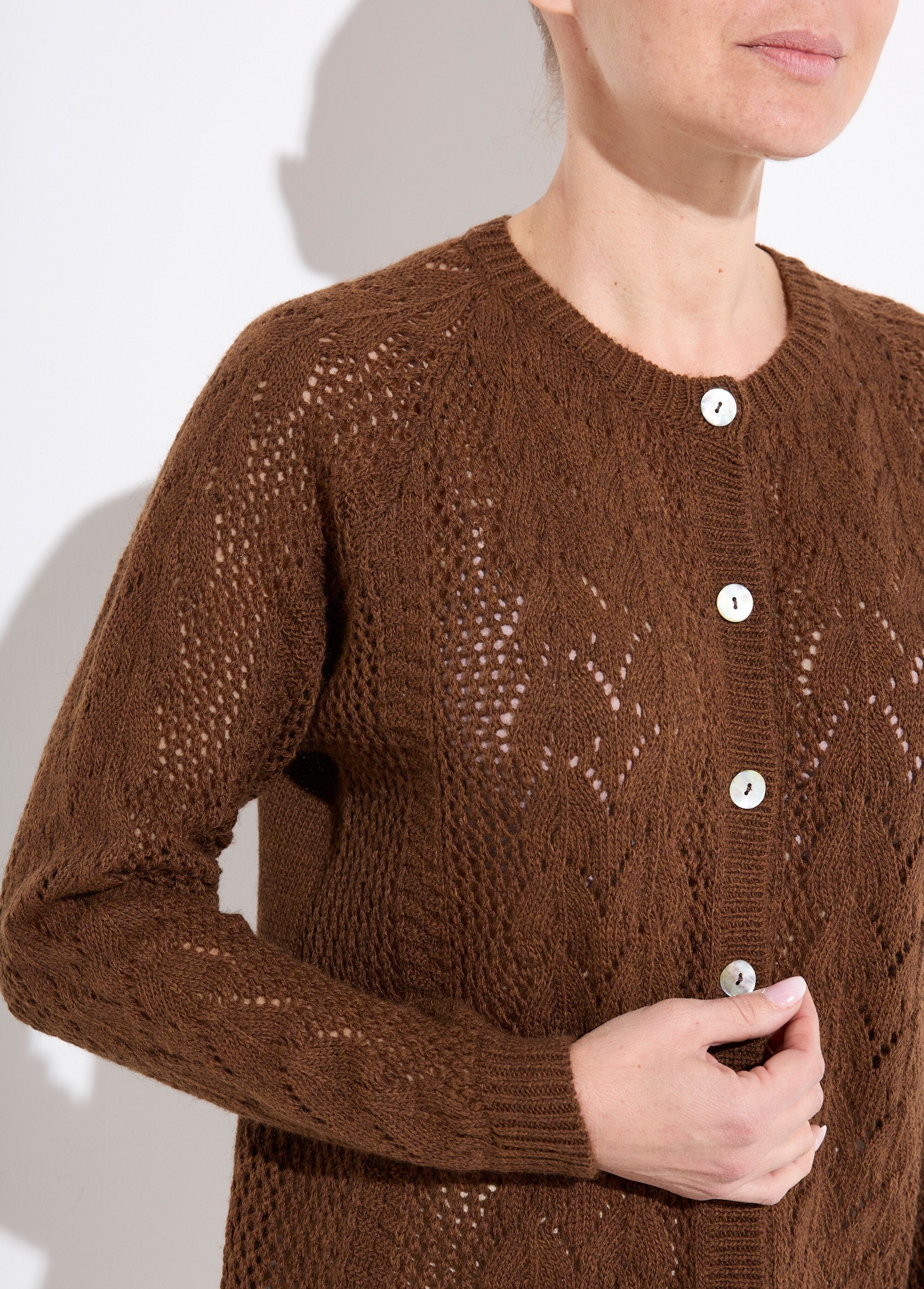 Gilet_boutonné_ajouré_avec_laine_et_cachemire_Noisette_DE1_slim