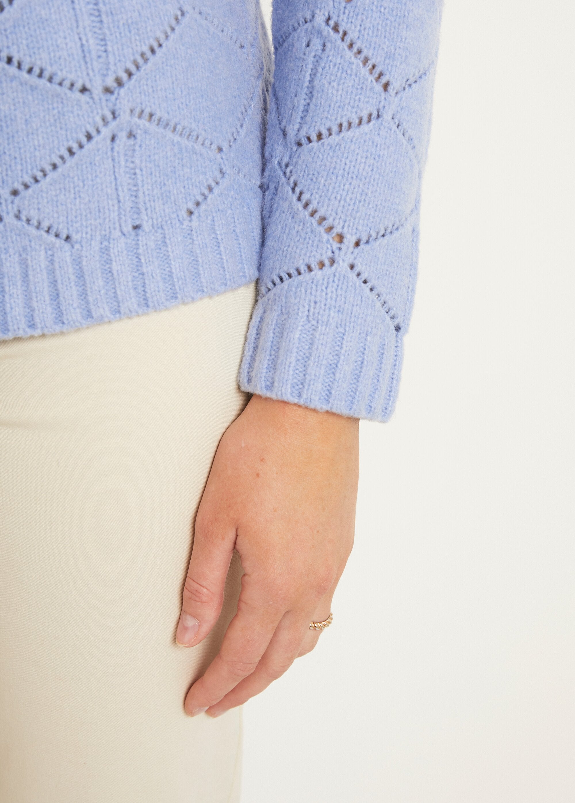 Short_openwork_V-neck_buttoned_cardigan,_plain_Blue_DE3_slim