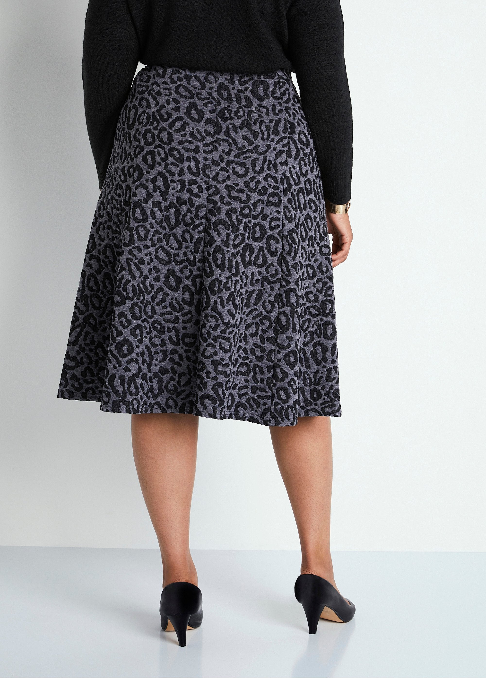 Long_flared_jacquard_knit_skirt_Leopard_gray_DO1_curvy