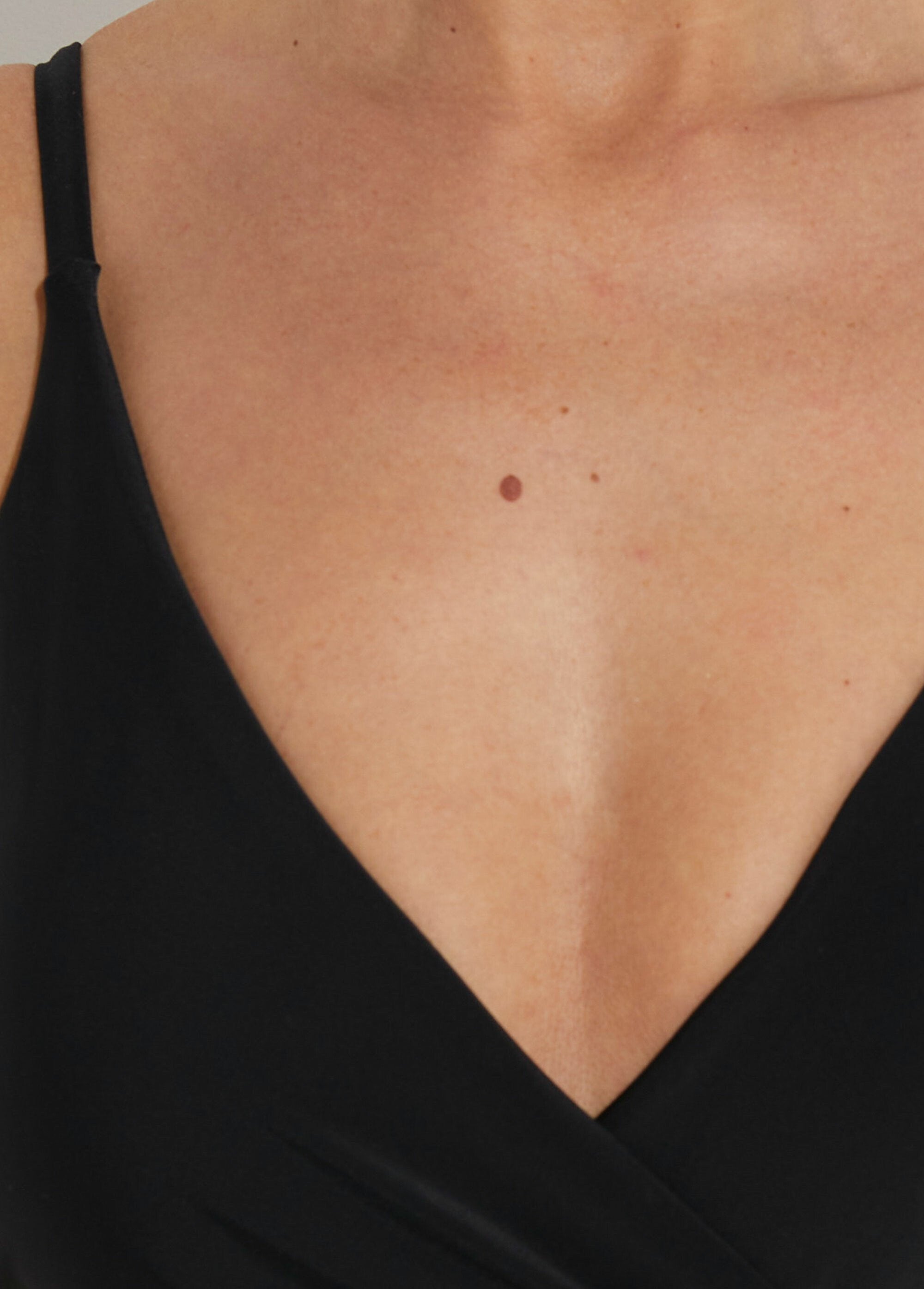 Maillot_de_bain_1_pièce_V_et_drapé_Noir_DE1_slim