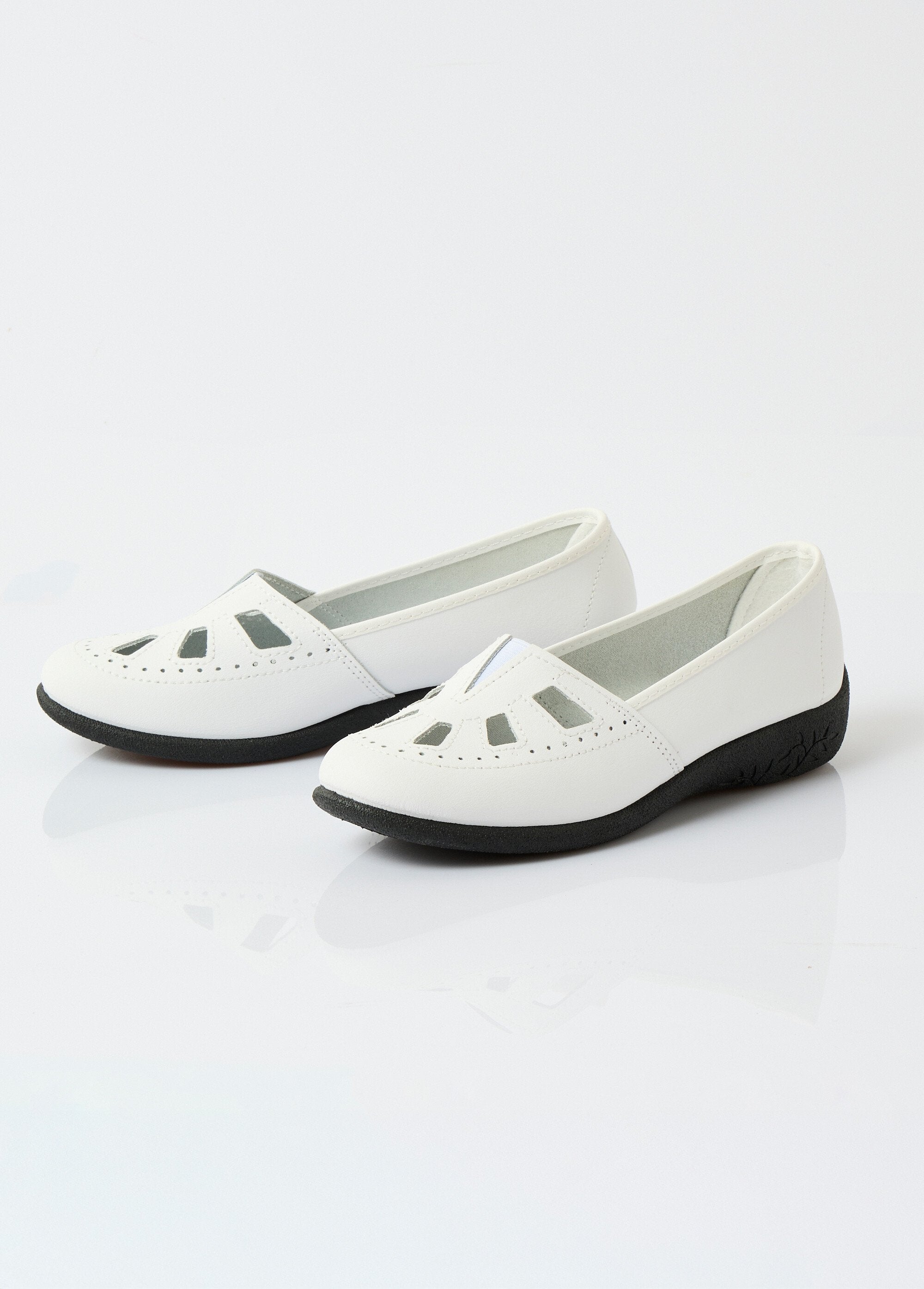 Elasticated_comfort_width_leather_moccasins_White_DE1_slim