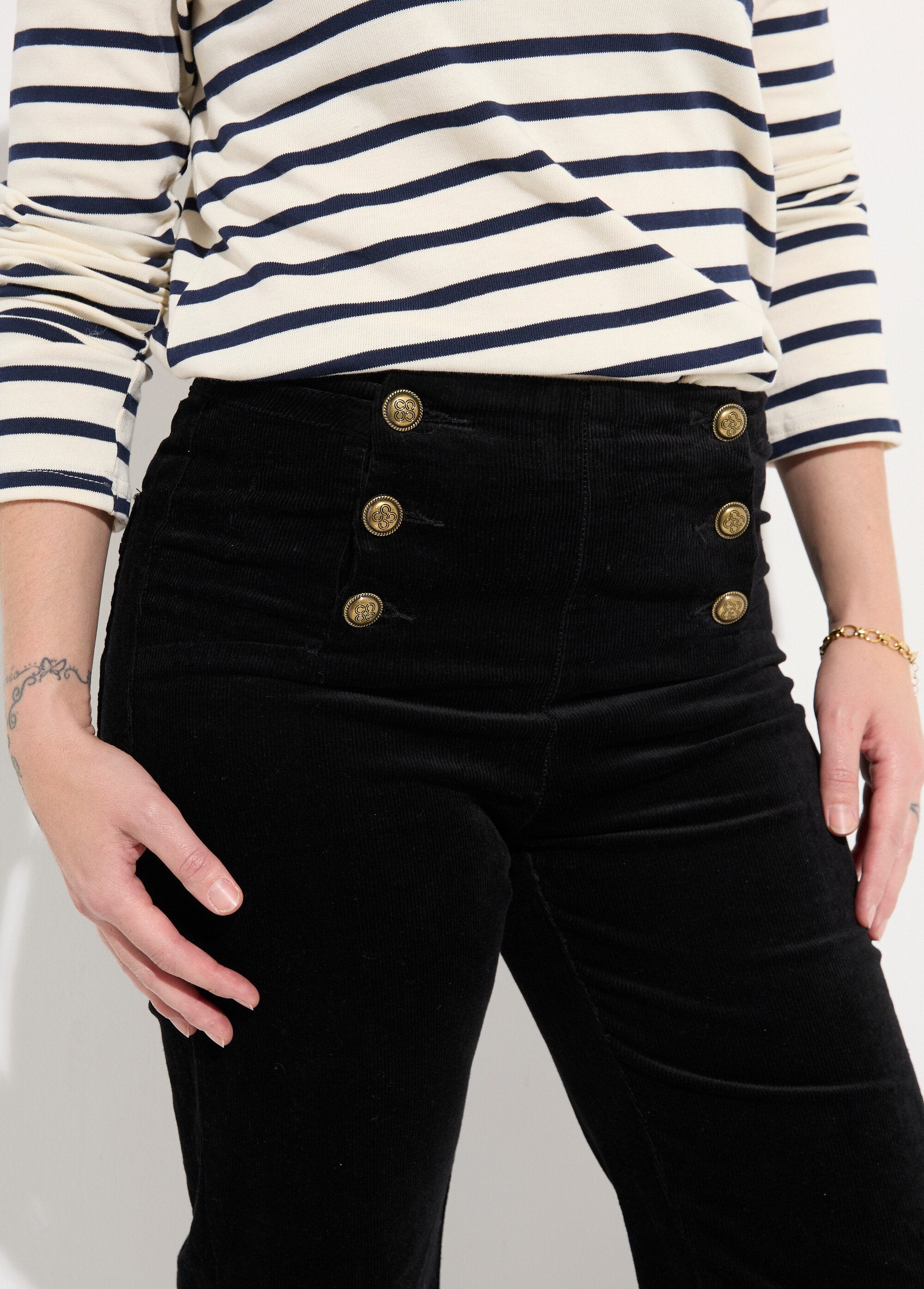 Flared_Velvet_Bridge_Pants_Black_DE1_slim