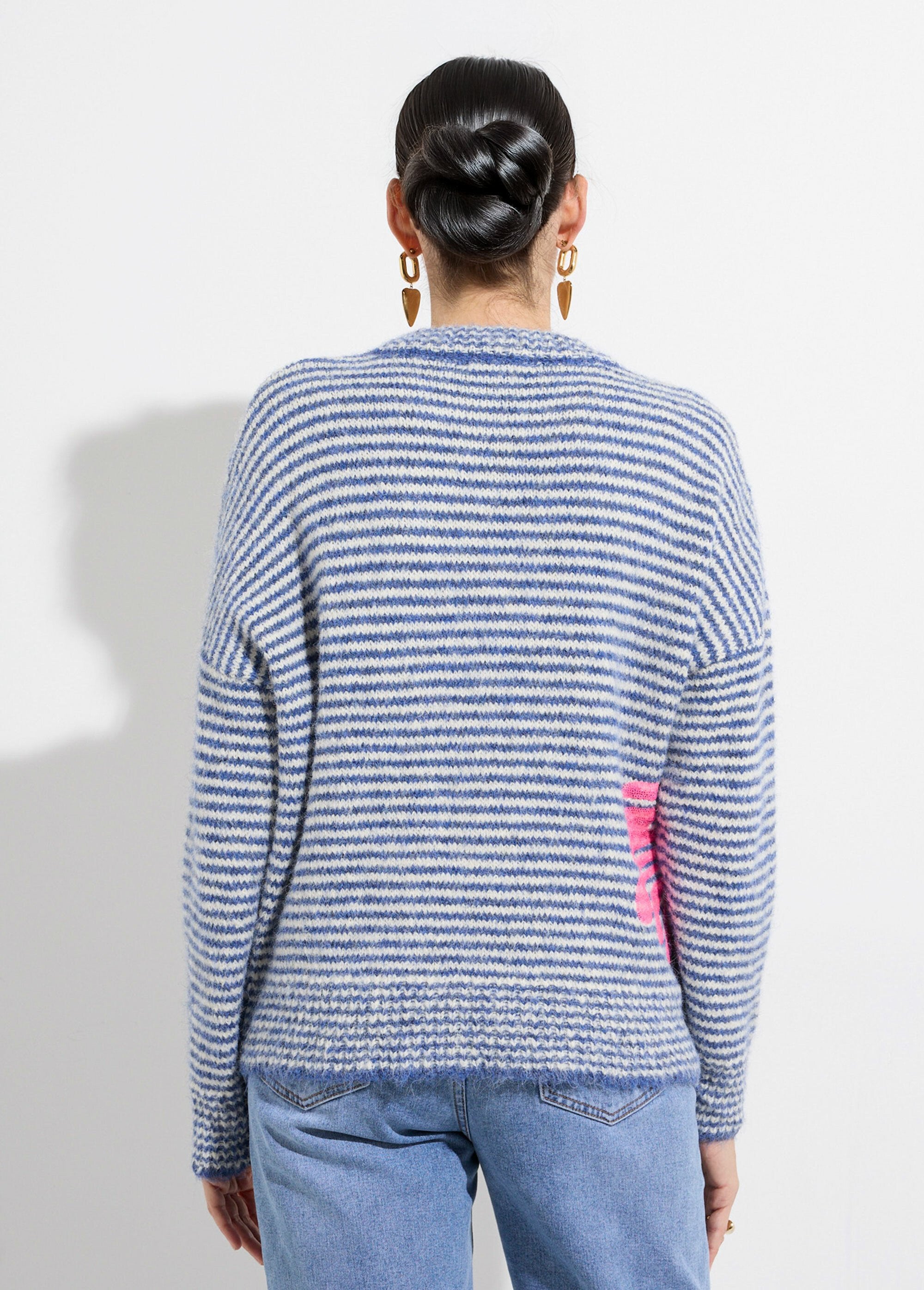 Warm_striped_sweater_with_wool_and_floral_patterns_Blue_and_ecru_DO1_slim